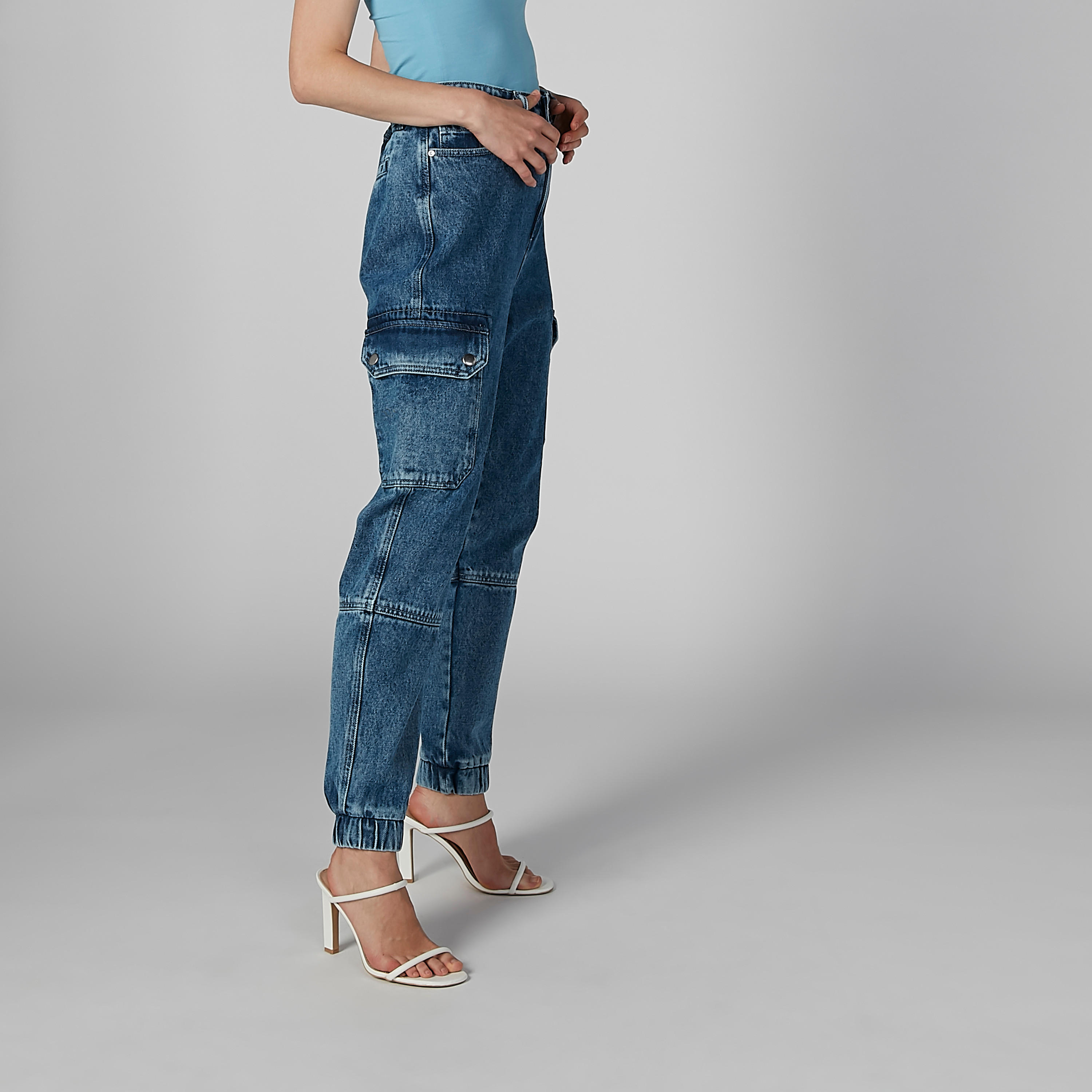 بنطلون جينز مستدام مكبل بجيوب وأطراف مطّاطيّة-women-clothing-bottoms-jeans-image-3