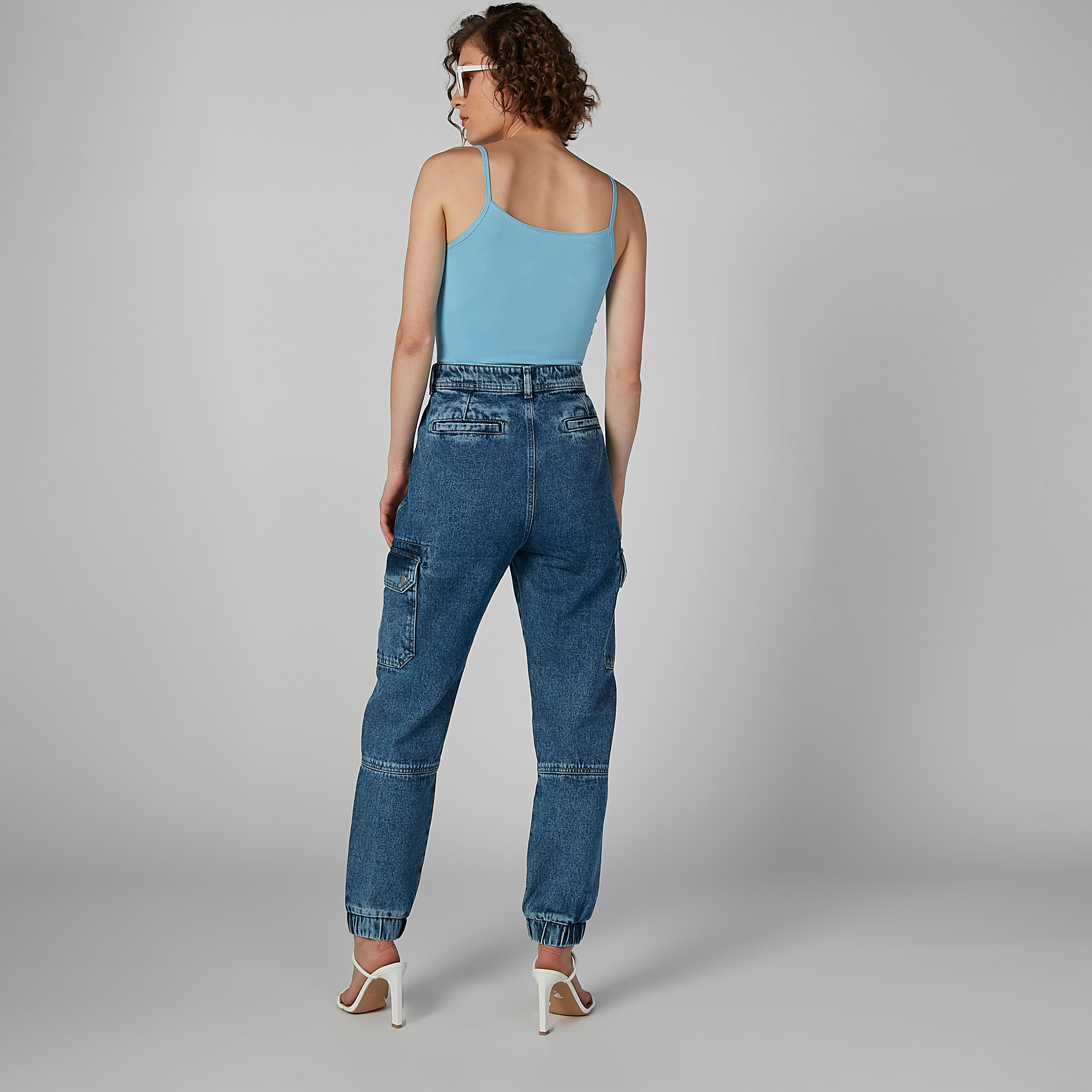 بنطلون جينز مستدام مكبل بجيوب وأطراف مطّاطيّة-women-clothing-bottoms-jeans-image-4