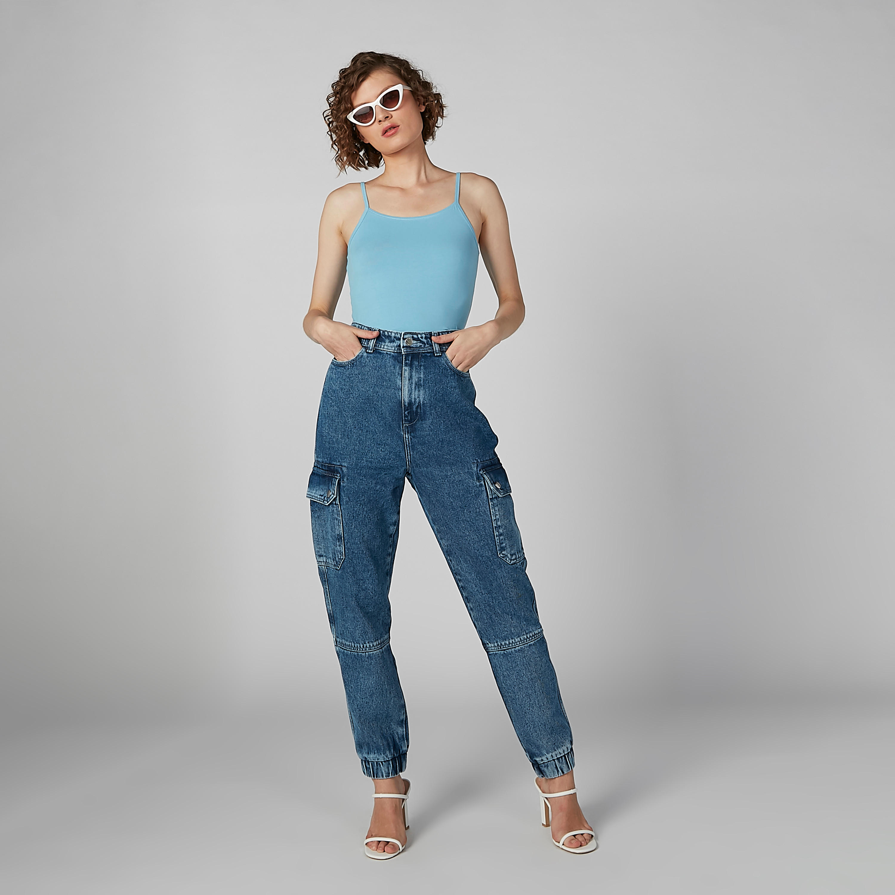 بنطلون جينز مستدام مكبل بجيوب وأطراف مطّاطيّة-women-clothing-bottoms-jeans-image-2