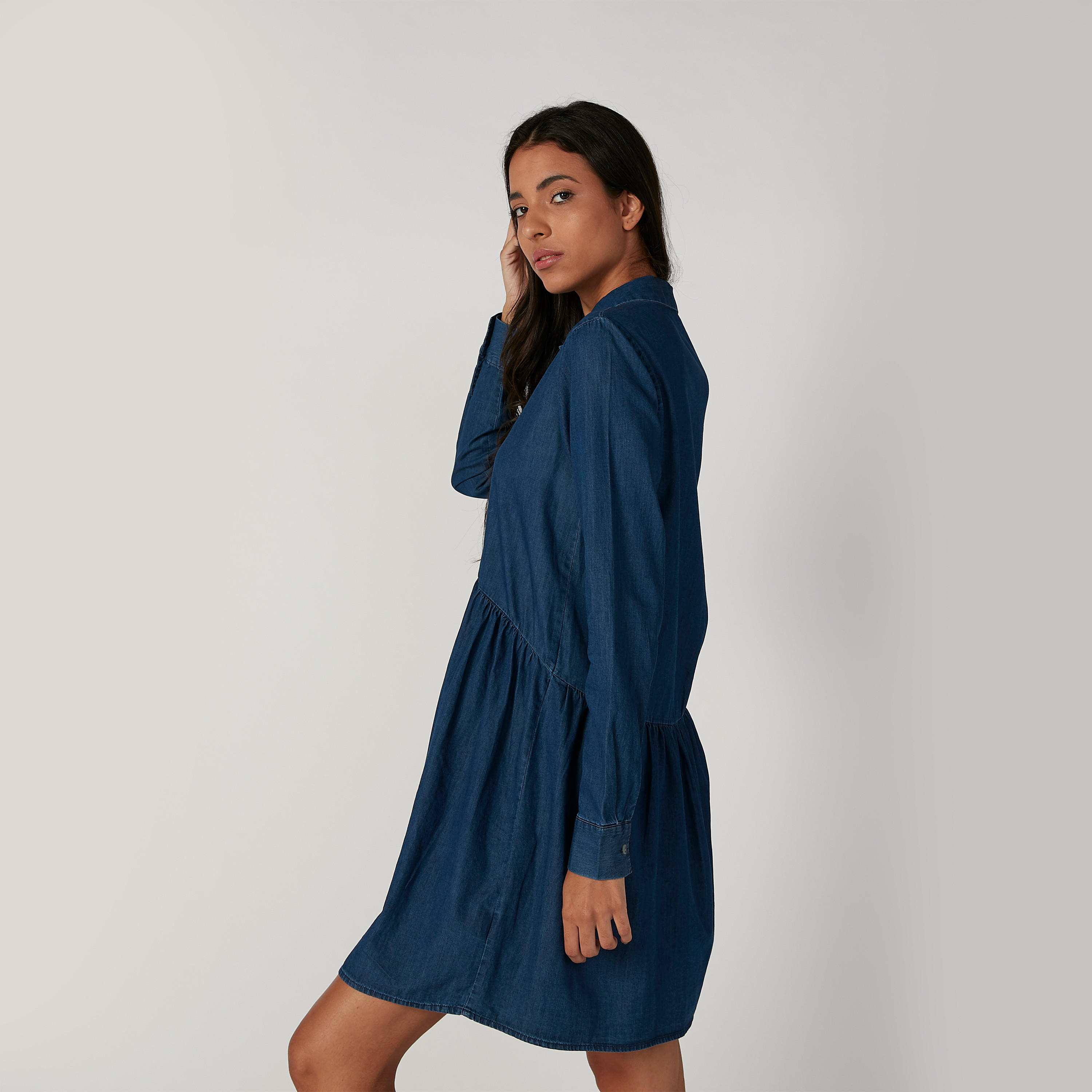 فستان قميص جينز مستدام ميدي بأكمام طويلة-women-clothing-dresses-image-4