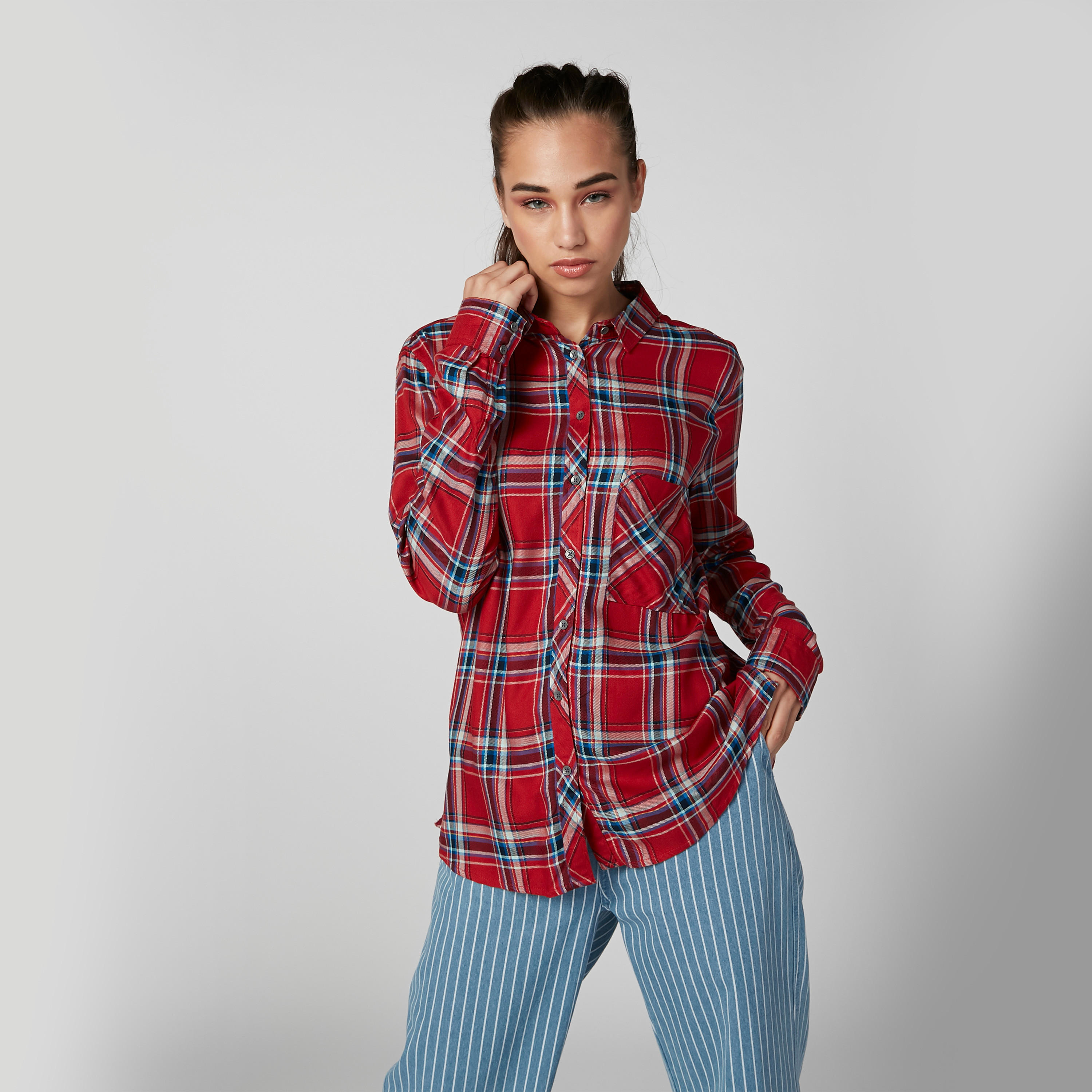 قميص كاروهات بأكمام طويلة وجيب على الصدر من لي كوبر-women-clothing-shirtsandblouses-shirts-image-1