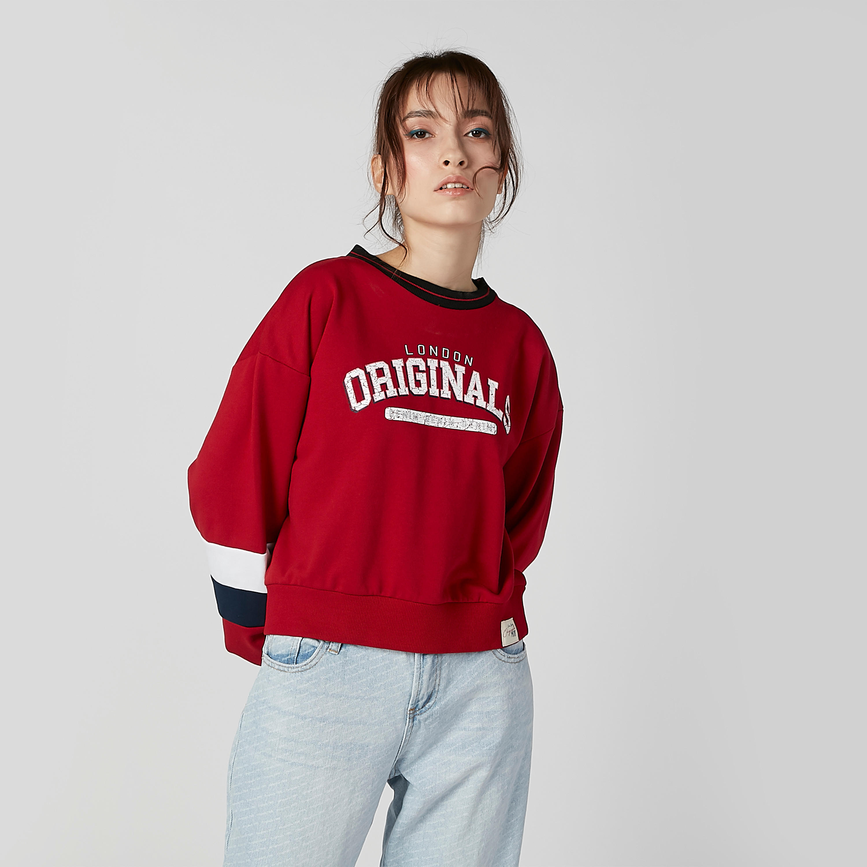 سويت شيرت مستدام بياقة مستديرة وأكمام طويلة وطبعات-women-winterwear-hoodiesandsweatshirts-sweatshirts-image-3