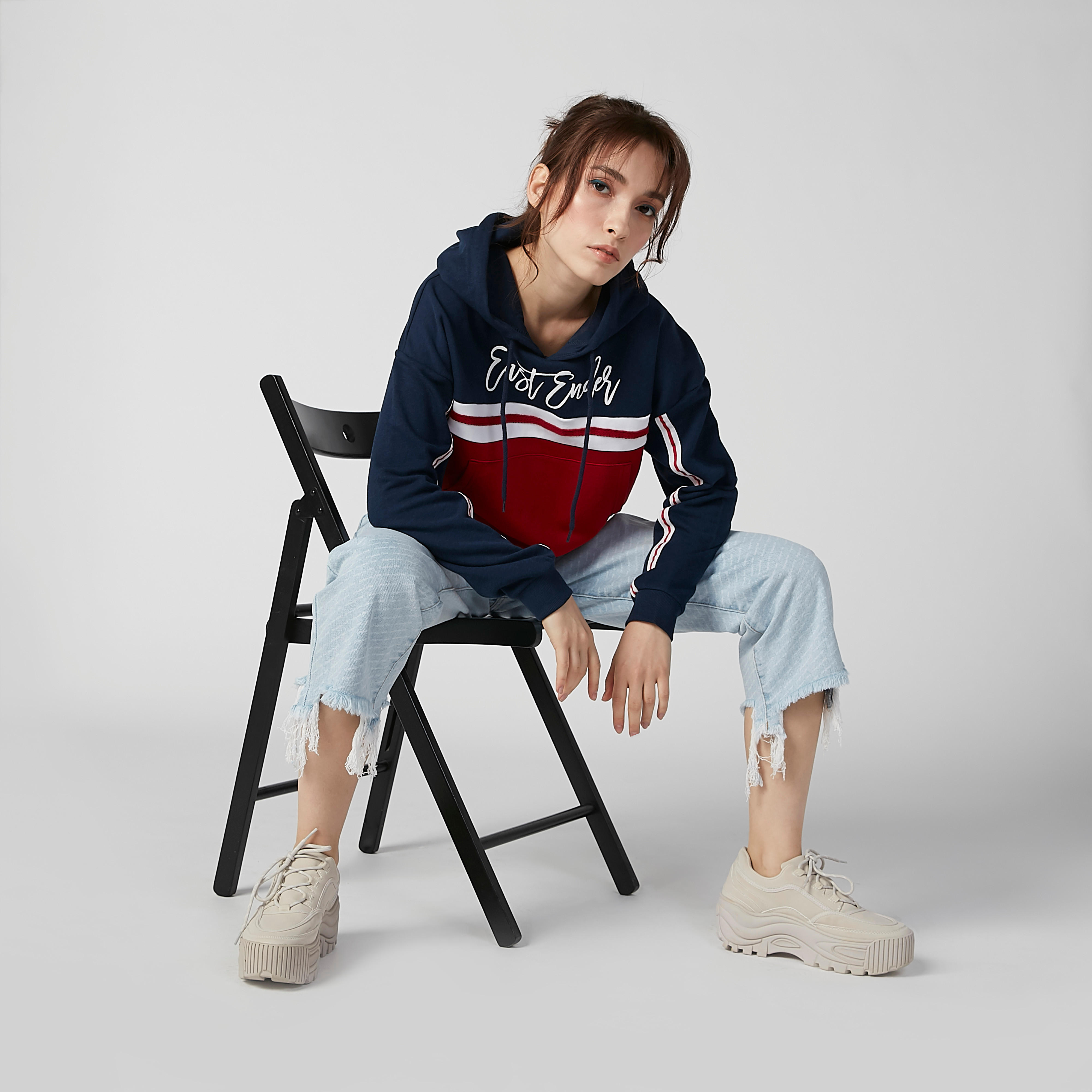 هودي بأكمام طويلة وجيوب كانجارو وطبعات من لي كوبر-women-winterwear-hoodiesandsweatshirts-hoodies-image-3