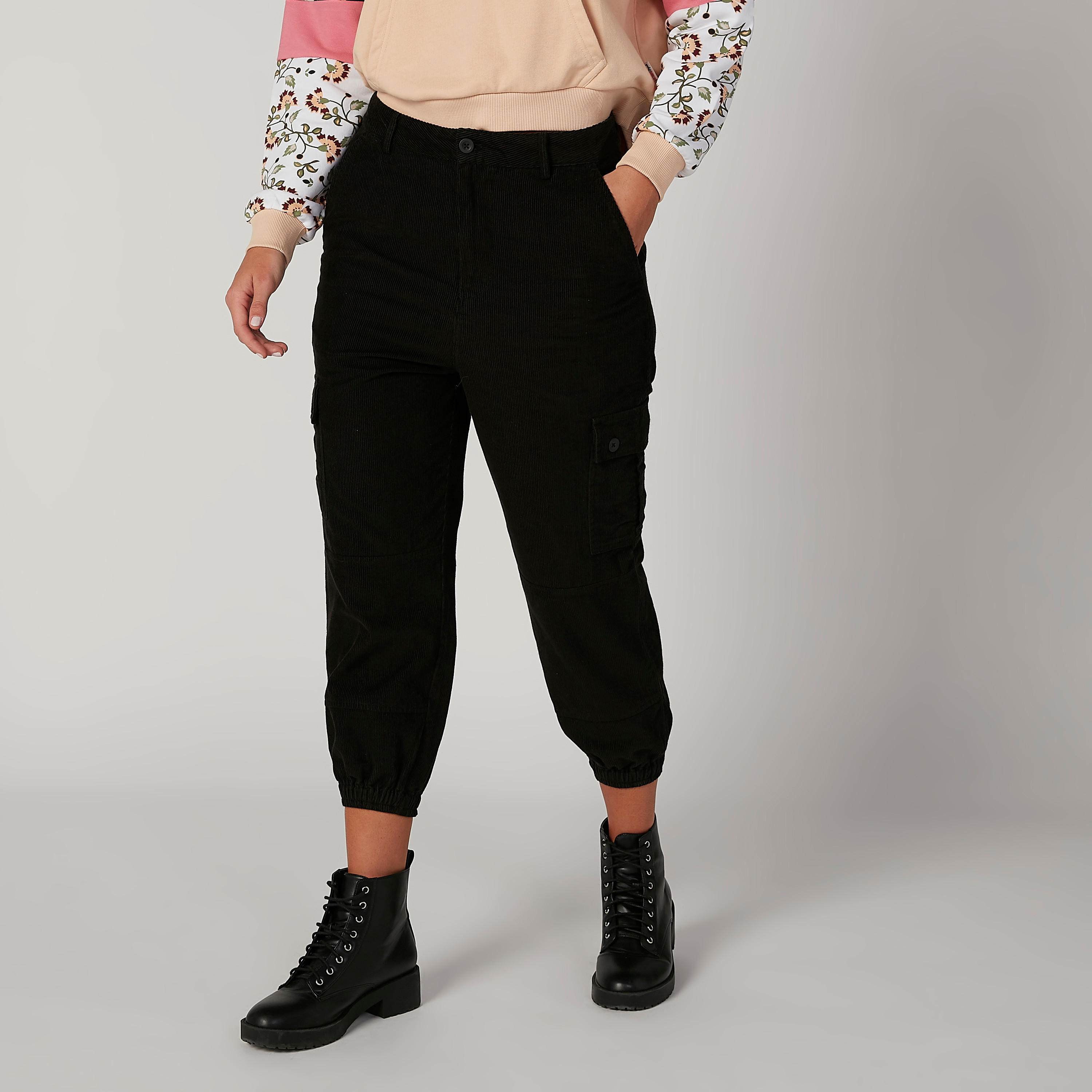 بنطلون كارجو مستدام موم فيت بارز الملمس بخصر متوسّط الارتفاع وتفاصيل جيوب-women-clothing-bottoms-trousers-image-1