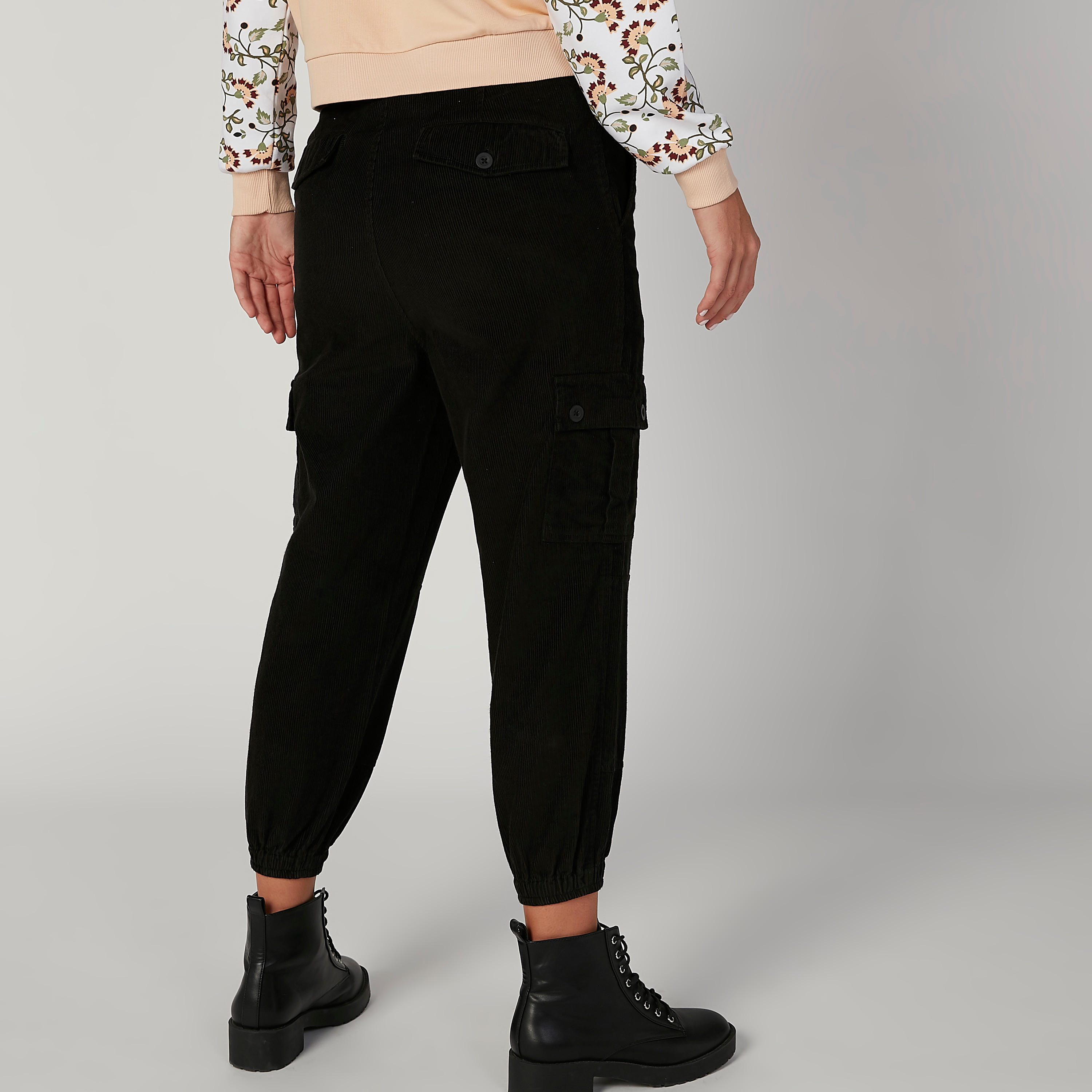 بنطلون كارجو مستدام موم فيت بارز الملمس بخصر متوسّط الارتفاع وتفاصيل جيوب-women-clothing-bottoms-trousers-image-2