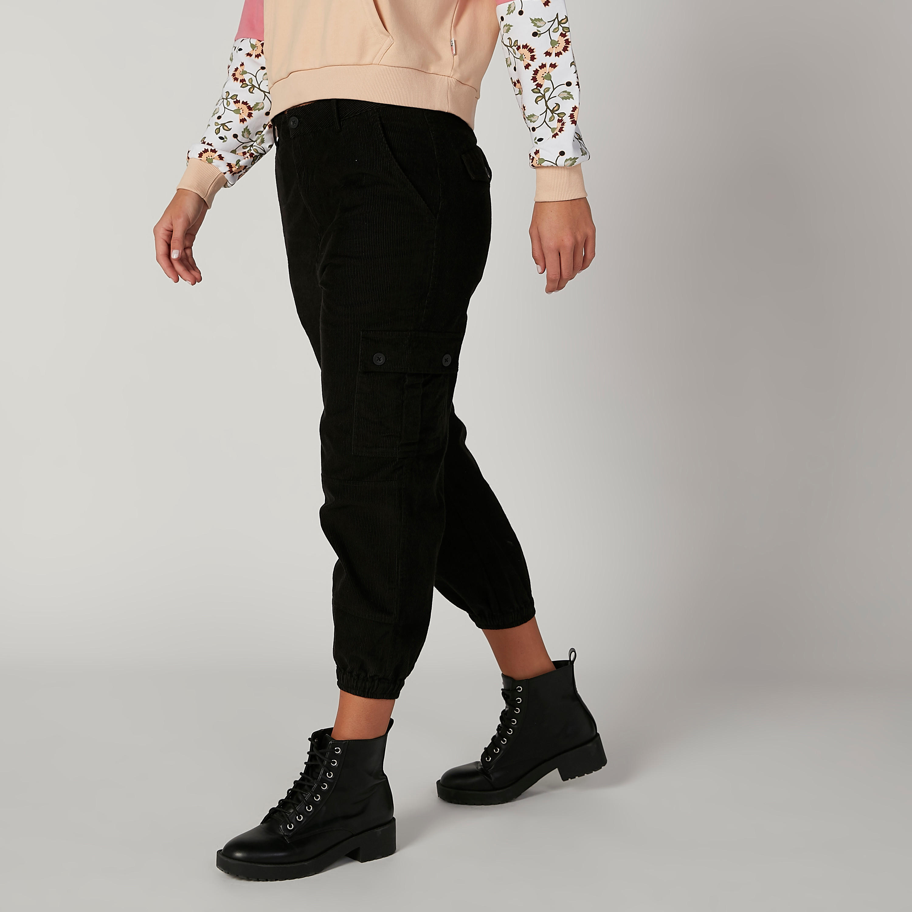 بنطلون كارجو مستدام موم فيت بارز الملمس بخصر متوسّط الارتفاع وتفاصيل جيوب-women-clothing-bottoms-trousers-image-3