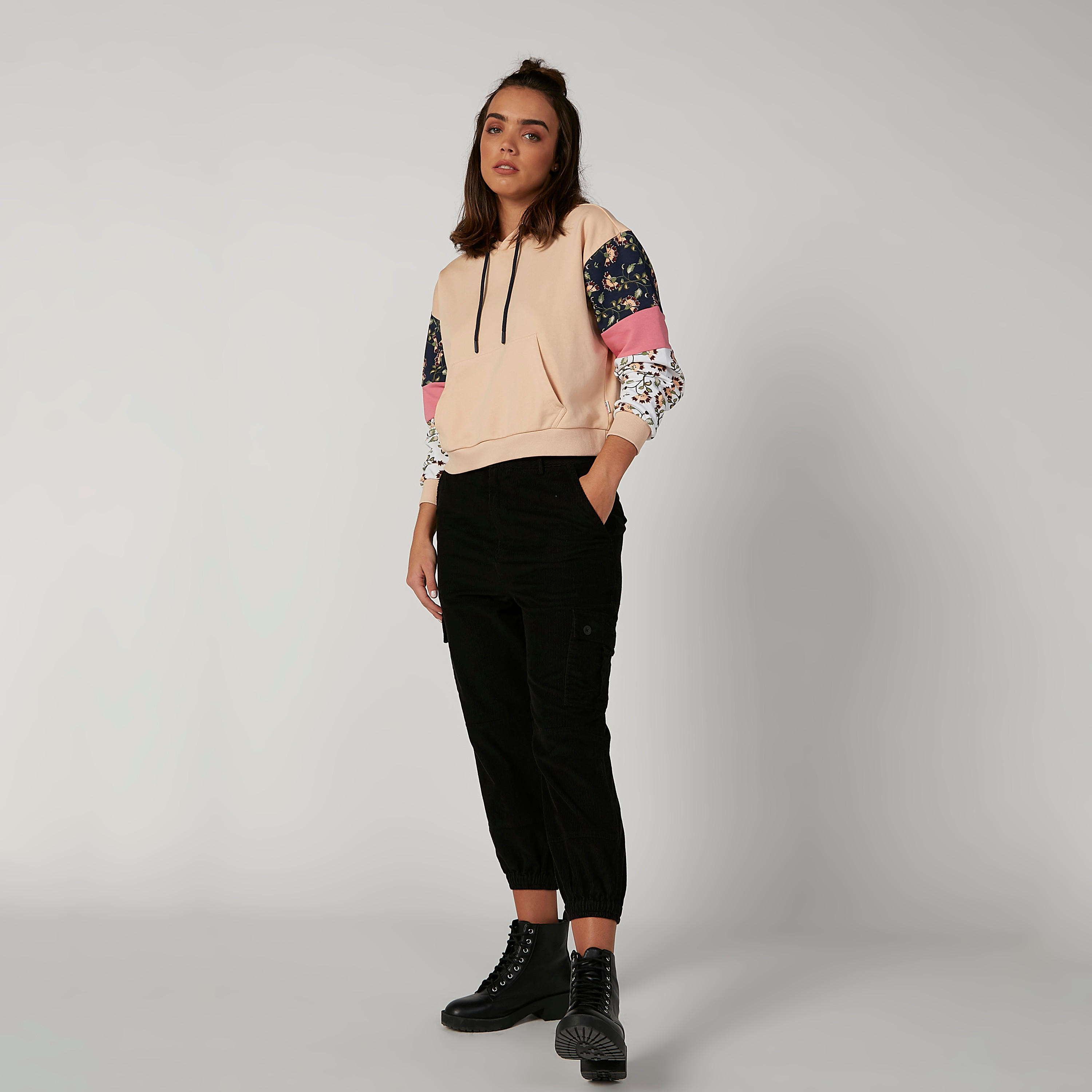 بنطلون كارجو مستدام موم فيت بارز الملمس بخصر متوسّط الارتفاع وتفاصيل جيوب-women-clothing-bottoms-trousers-image-4