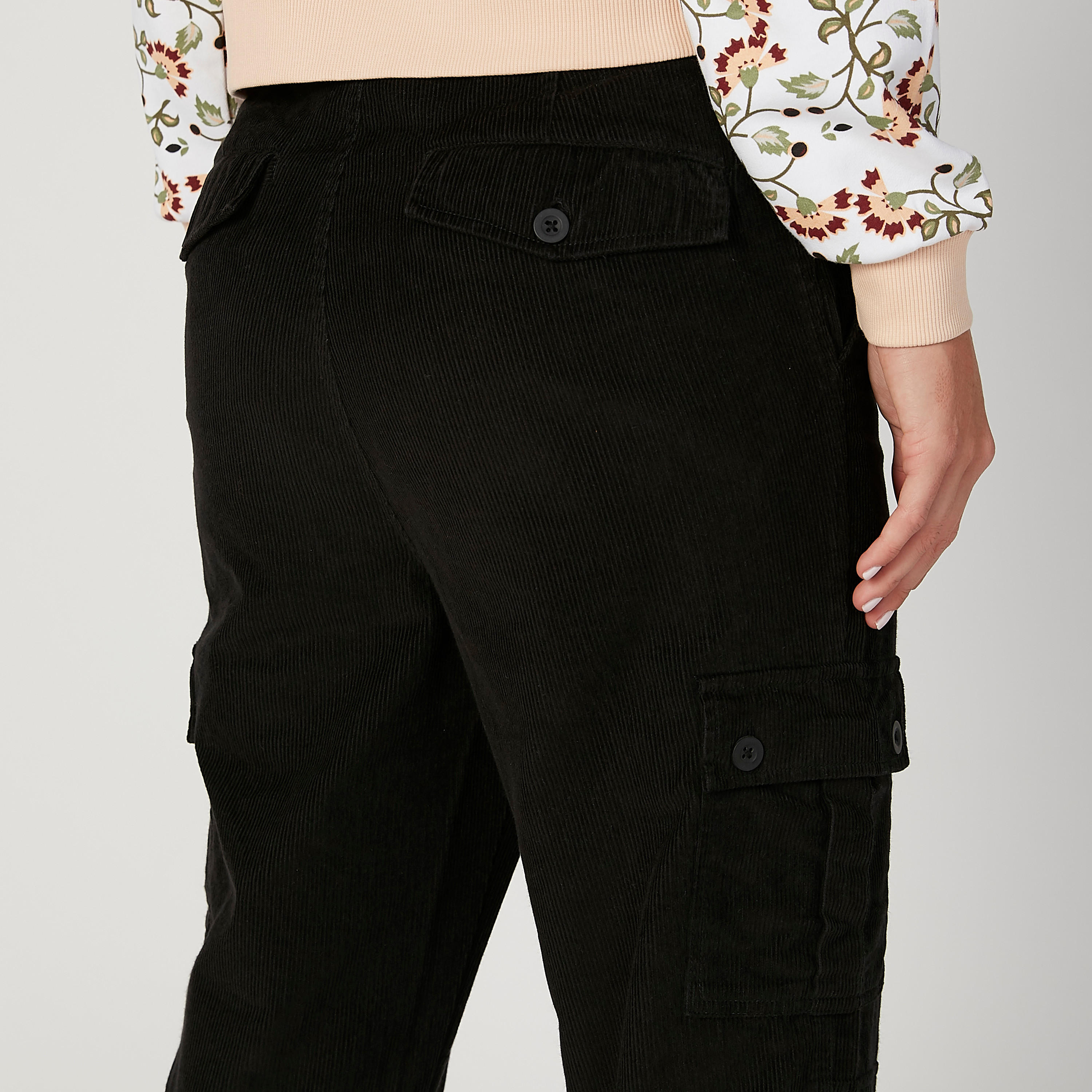 بنطلون كارجو مستدام موم فيت بارز الملمس بخصر متوسّط الارتفاع وتفاصيل جيوب-women-clothing-bottoms-trousers-image-5