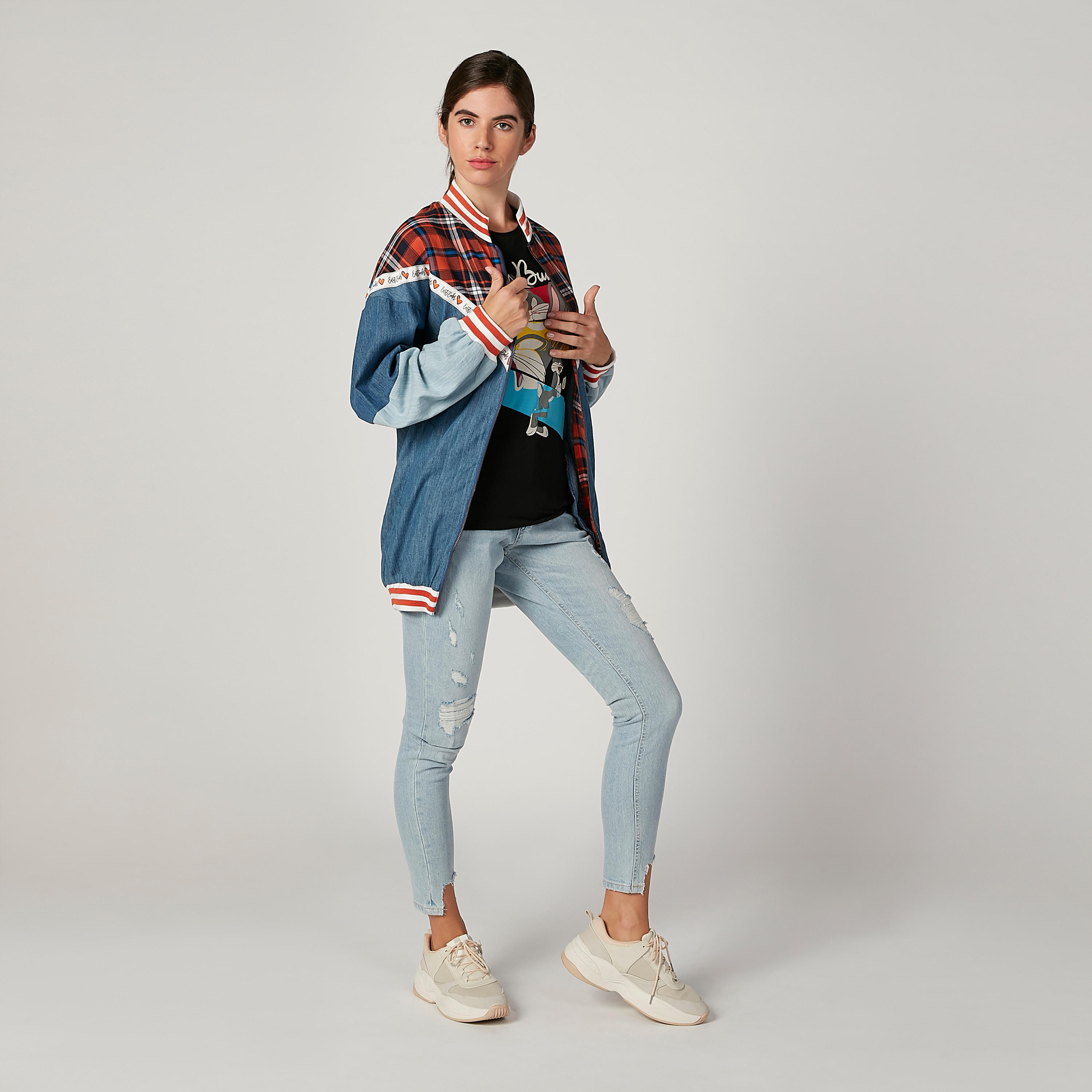 بنطلون جينز مستدامممزّق مام فيت بخصر مرتفع وحوّاف مهدّبة-women-clothing-bottoms-jeans-image-2