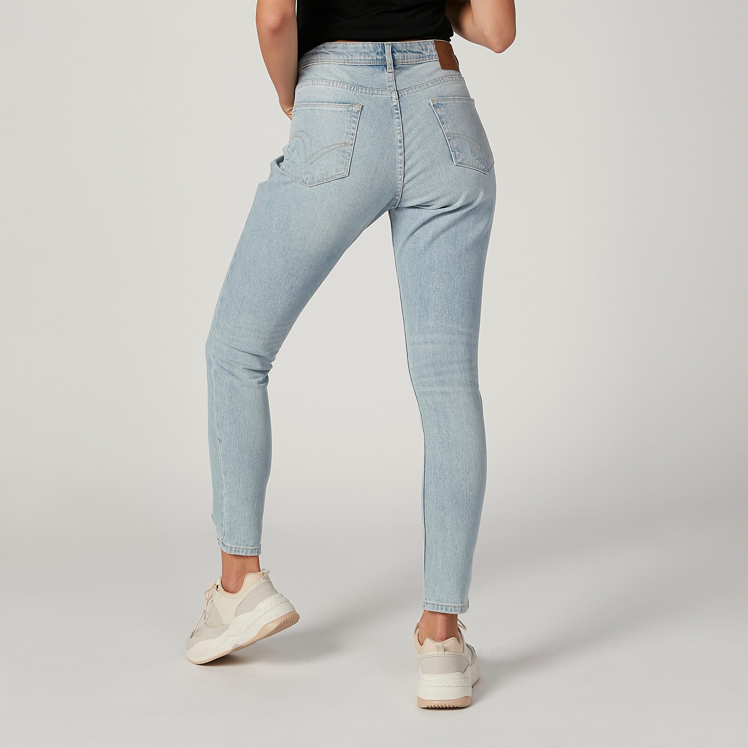 بنطلون جينز مستدامممزّق مام فيت بخصر مرتفع وحوّاف مهدّبة-women-clothing-bottoms-jeans-image-4