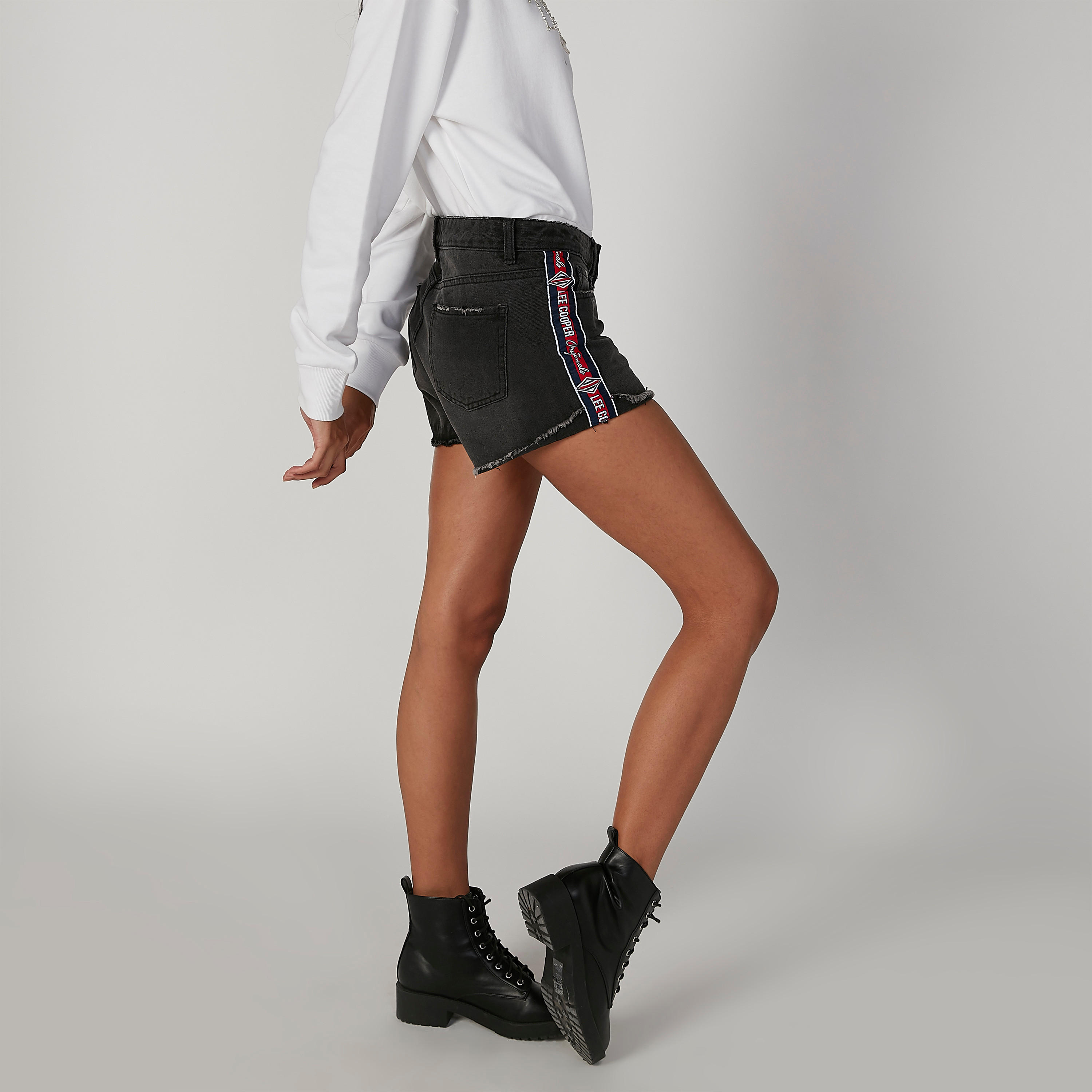 شورت مام فيت بجيوب وحلقات للحزام من لي كوبر-women-clothing-bottoms-shorts-image-3