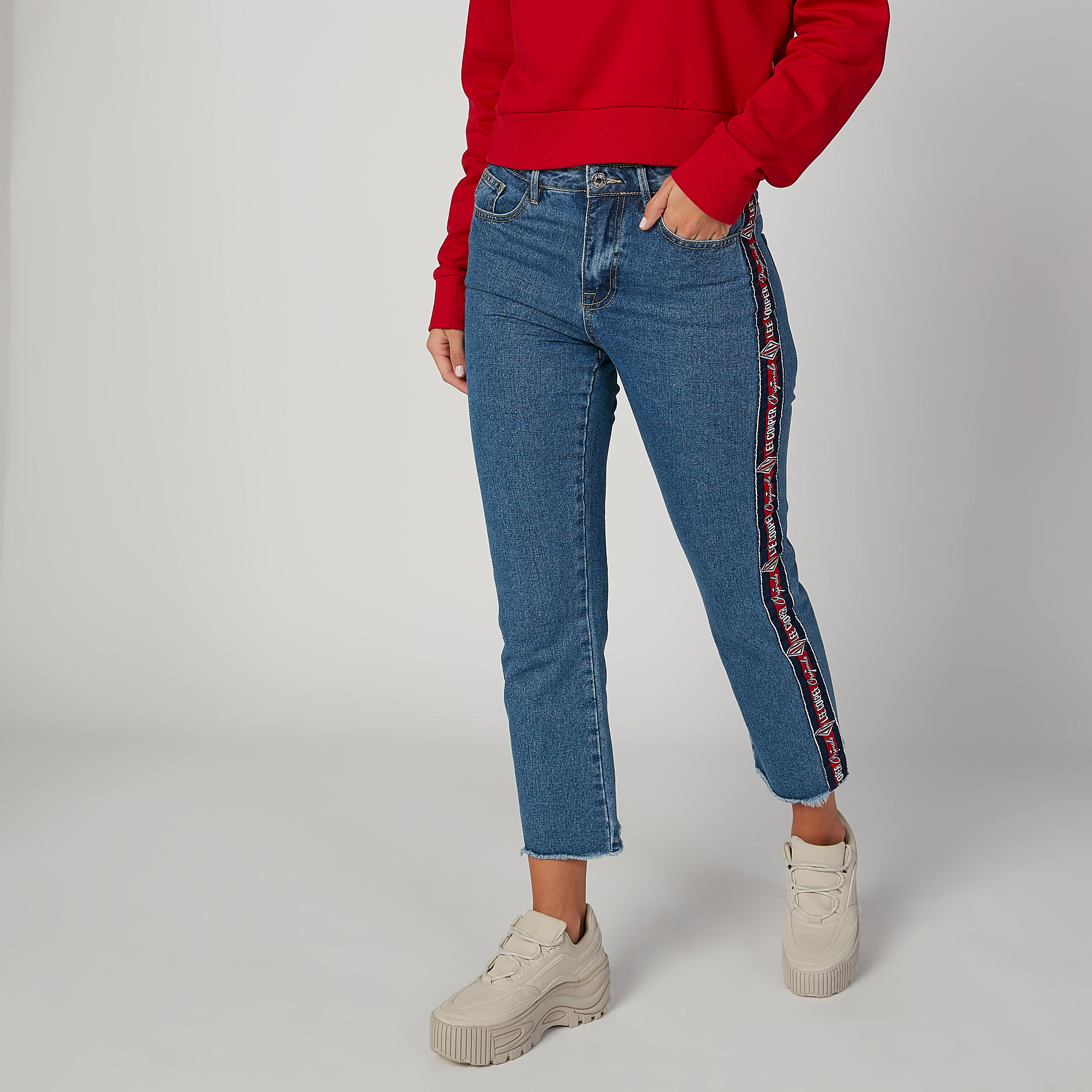 بنطلون جينز مستدام موم فيت طويل بتفاصيل شريطة من لي كوبر-women-clothing-bottoms-jeans-image-1