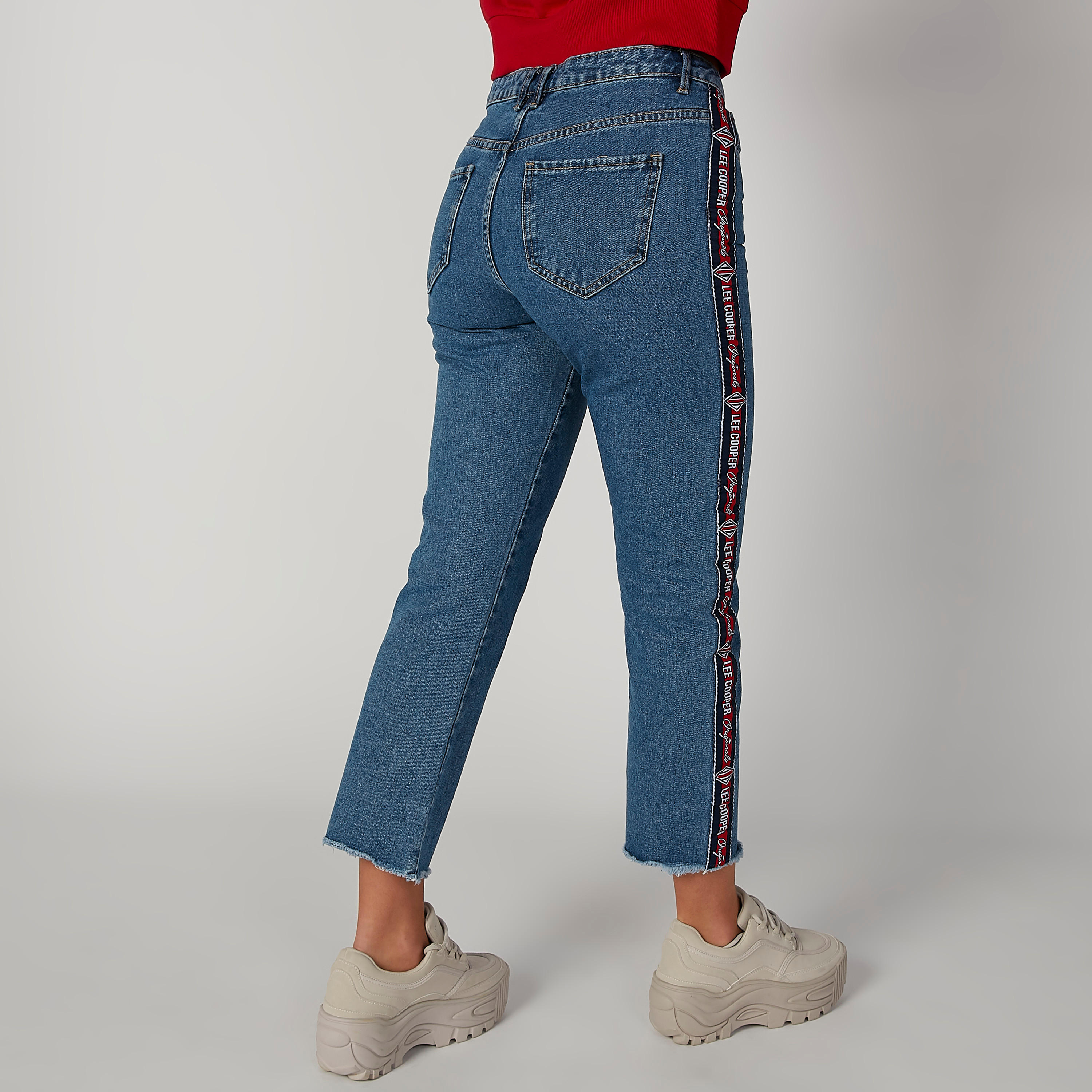 بنطلون جينز مستدام موم فيت طويل بتفاصيل شريطة من لي كوبر-women-clothing-bottoms-jeans-image-2