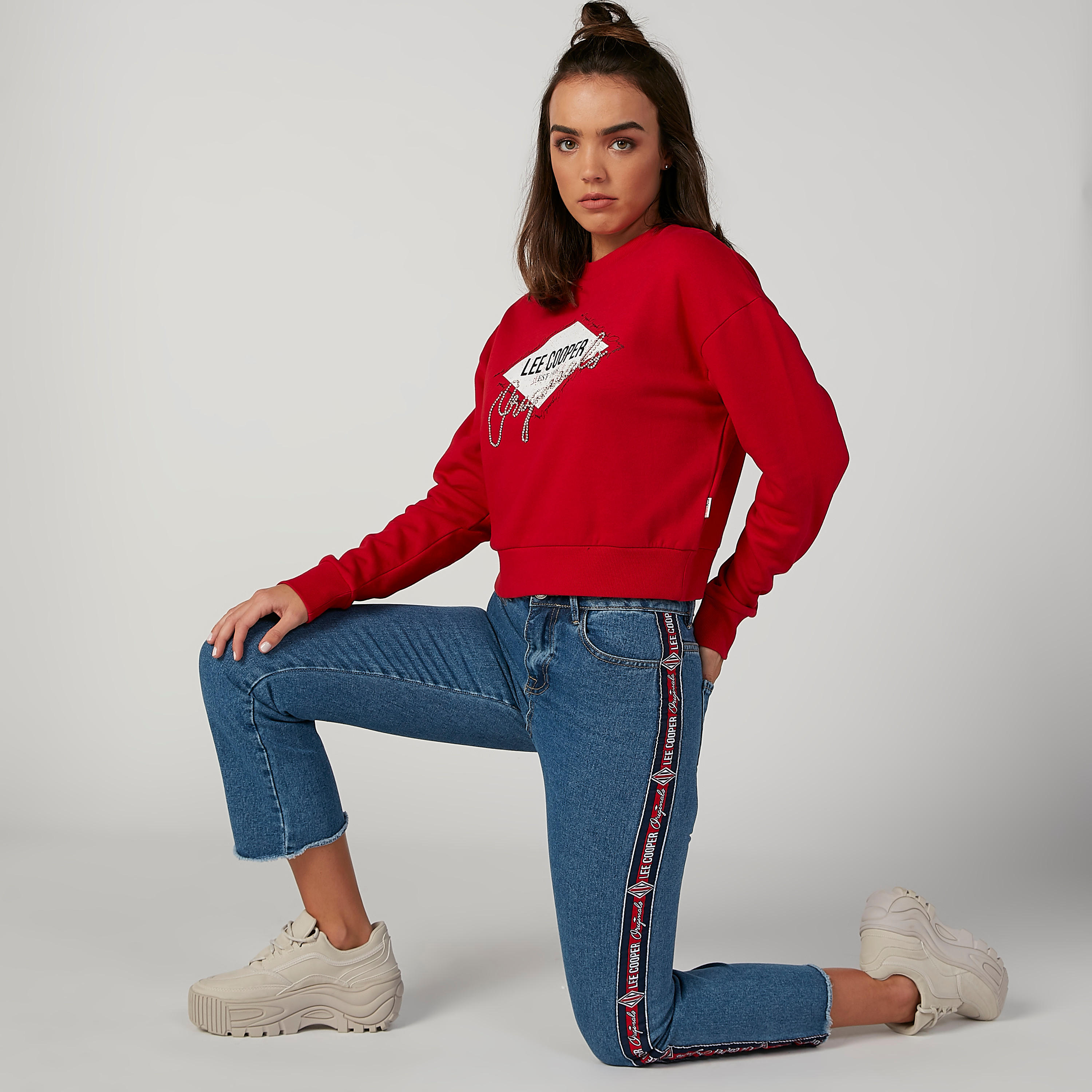 بنطلون جينز مستدام موم فيت طويل بتفاصيل شريطة من لي كوبر-women-clothing-bottoms-jeans-image-4