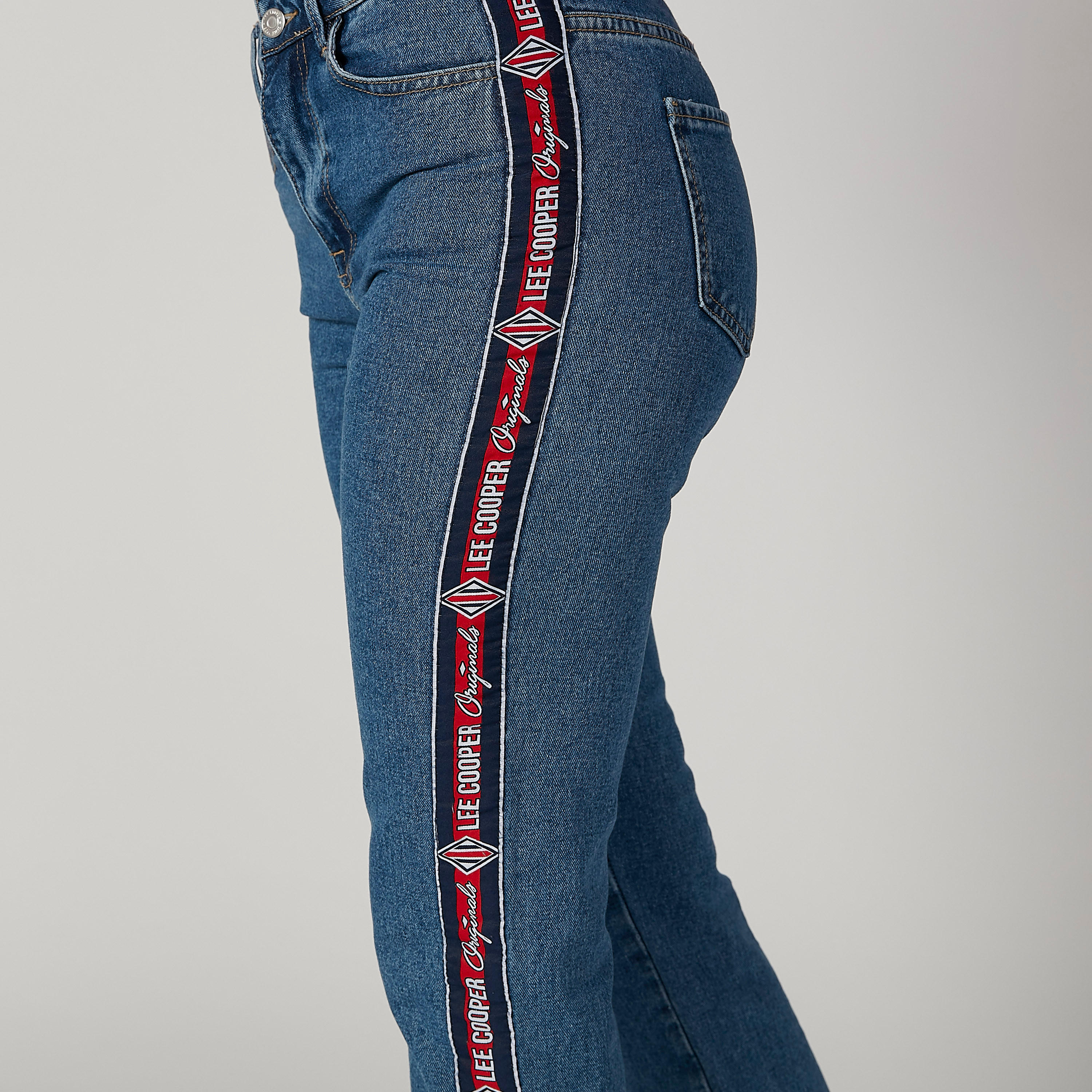 بنطلون جينز مستدام موم فيت طويل بتفاصيل شريطة من لي كوبر-women-clothing-bottoms-jeans-image-5