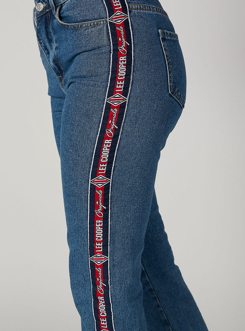 بنطلون جينز مستدام موم فيت طويل بتفاصيل شريطة من لي كوبر-women-clothing-bottoms-jeans-image-5