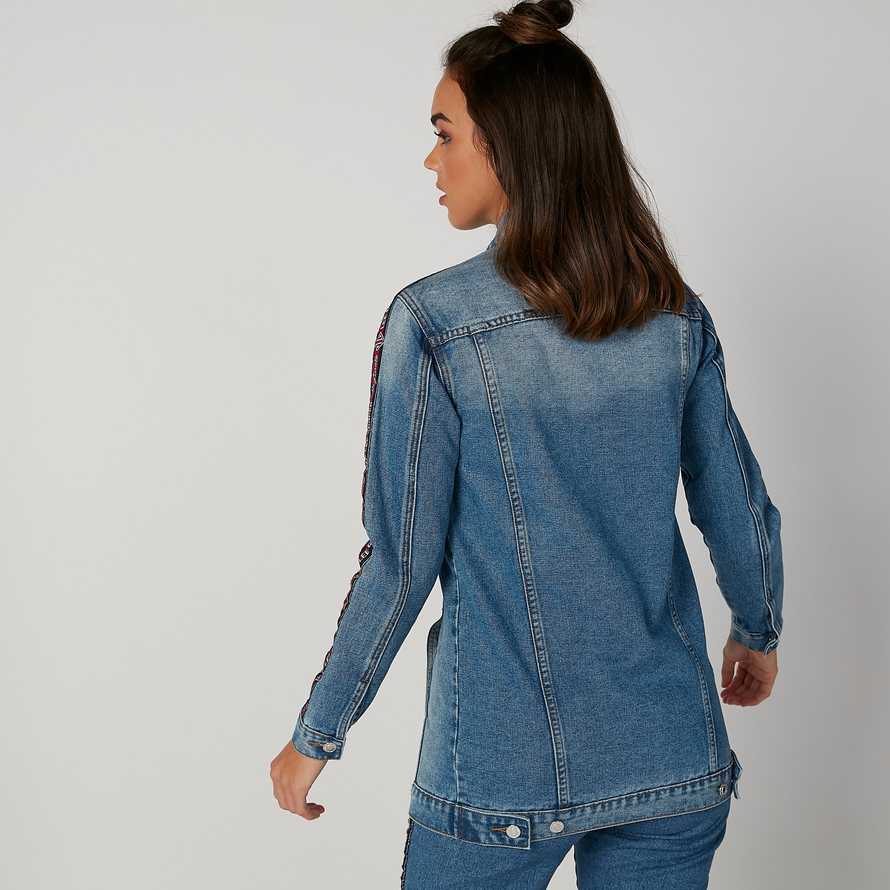 جاكيت جينز مستدام بأكمام طويلة وشريطة وطبعات-women-winterwear-coatsandjackets-jackets-image-2
