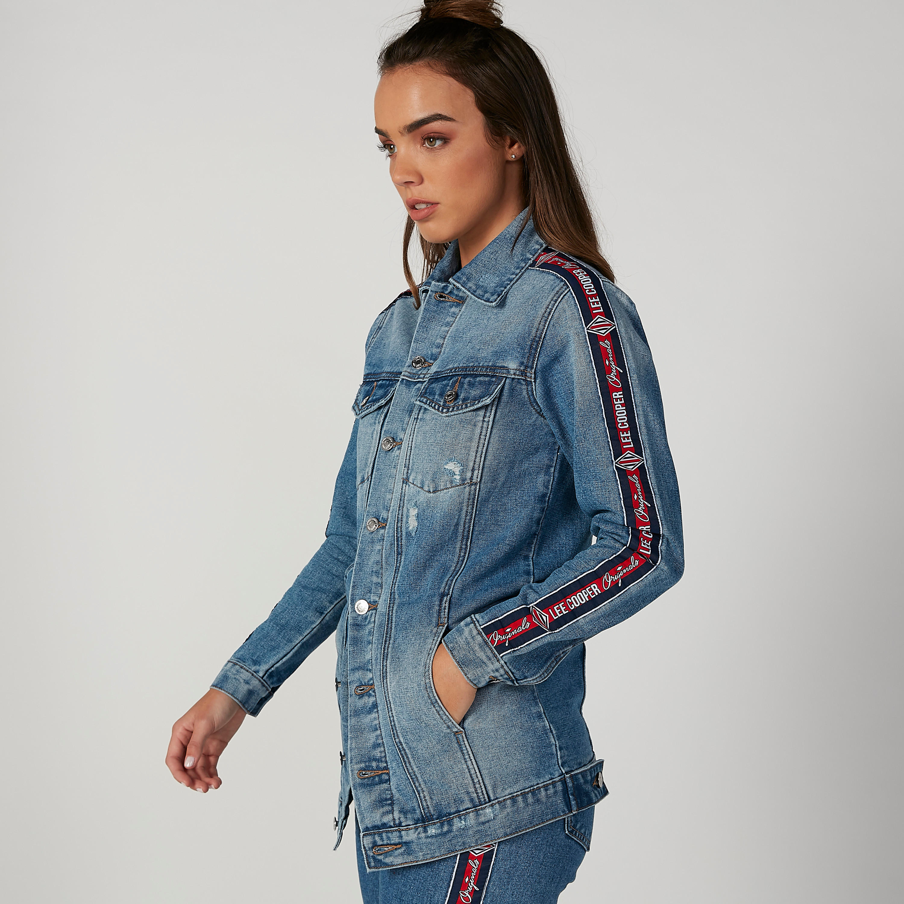 جاكيت جينز مستدام بأكمام طويلة وشريطة وطبعات-women-winterwear-coatsandjackets-jackets-image-3