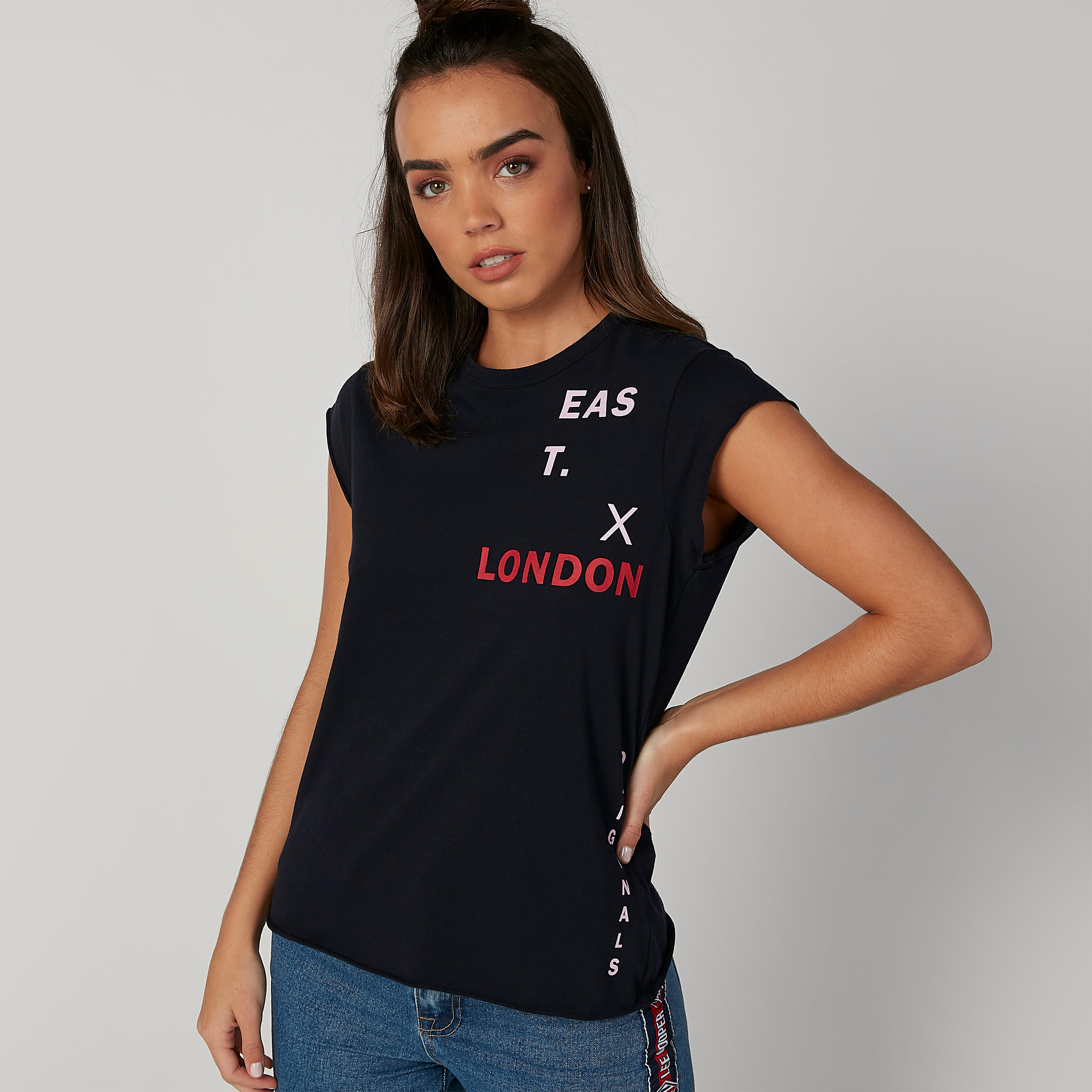 بلوزة مستدامة بياقة مستديرة وأكمام كاب وطبعات -women-clothing-tshirts-image-5