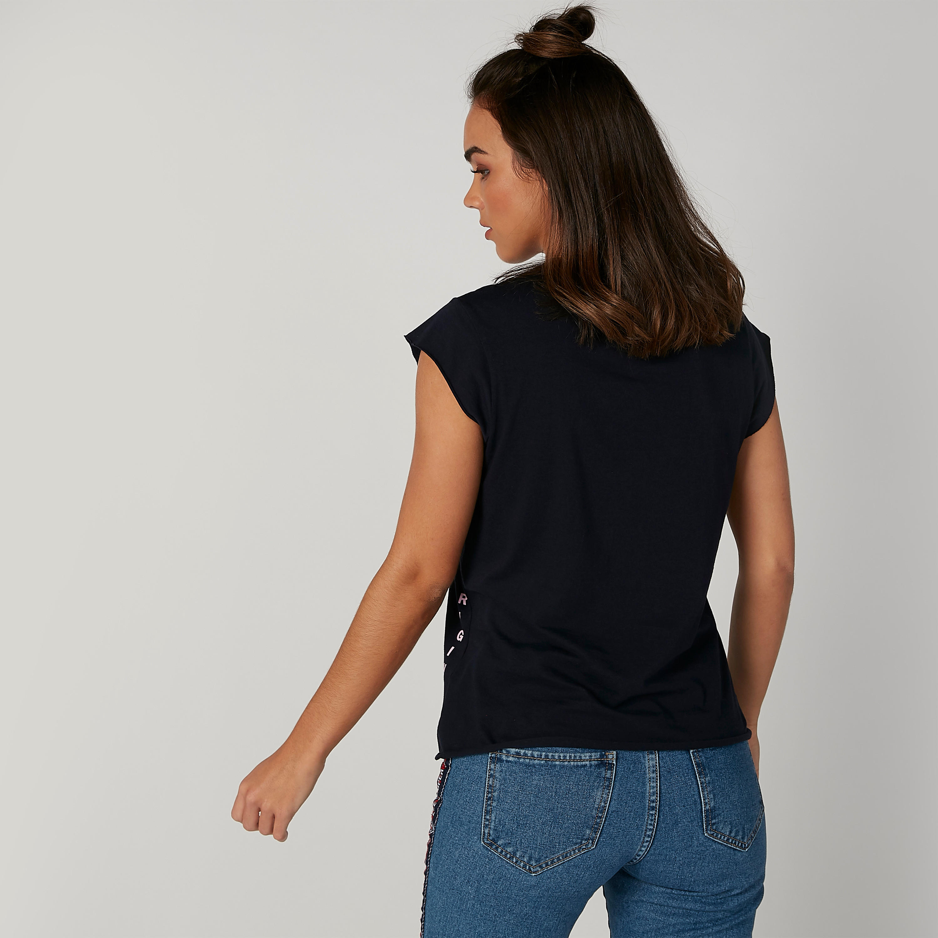 بلوزة مستدامة بياقة مستديرة وأكمام كاب وطبعات -women-clothing-tshirts-image-4