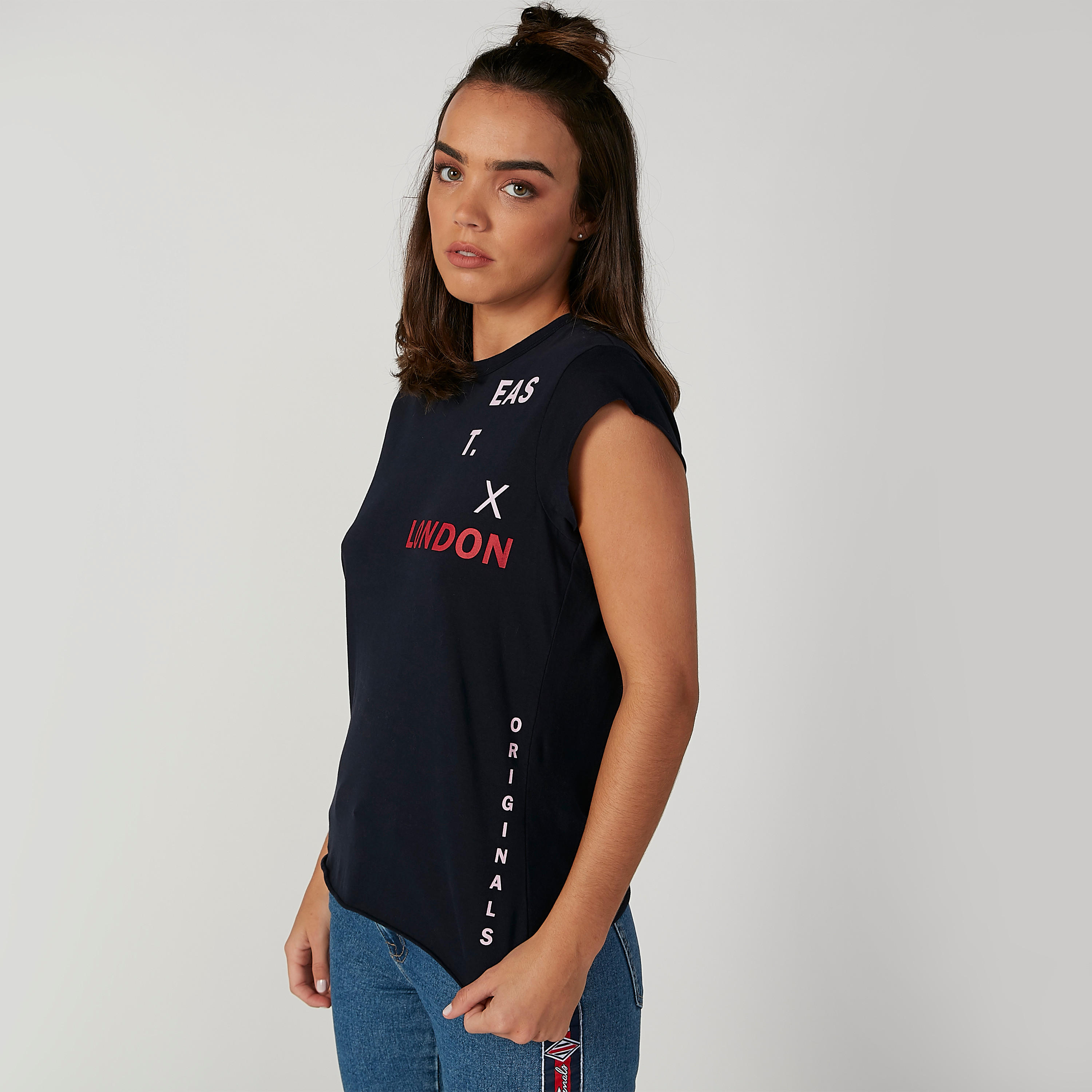 بلوزة مستدامة بياقة مستديرة وأكمام كاب وطبعات -women-clothing-tshirts-image-3