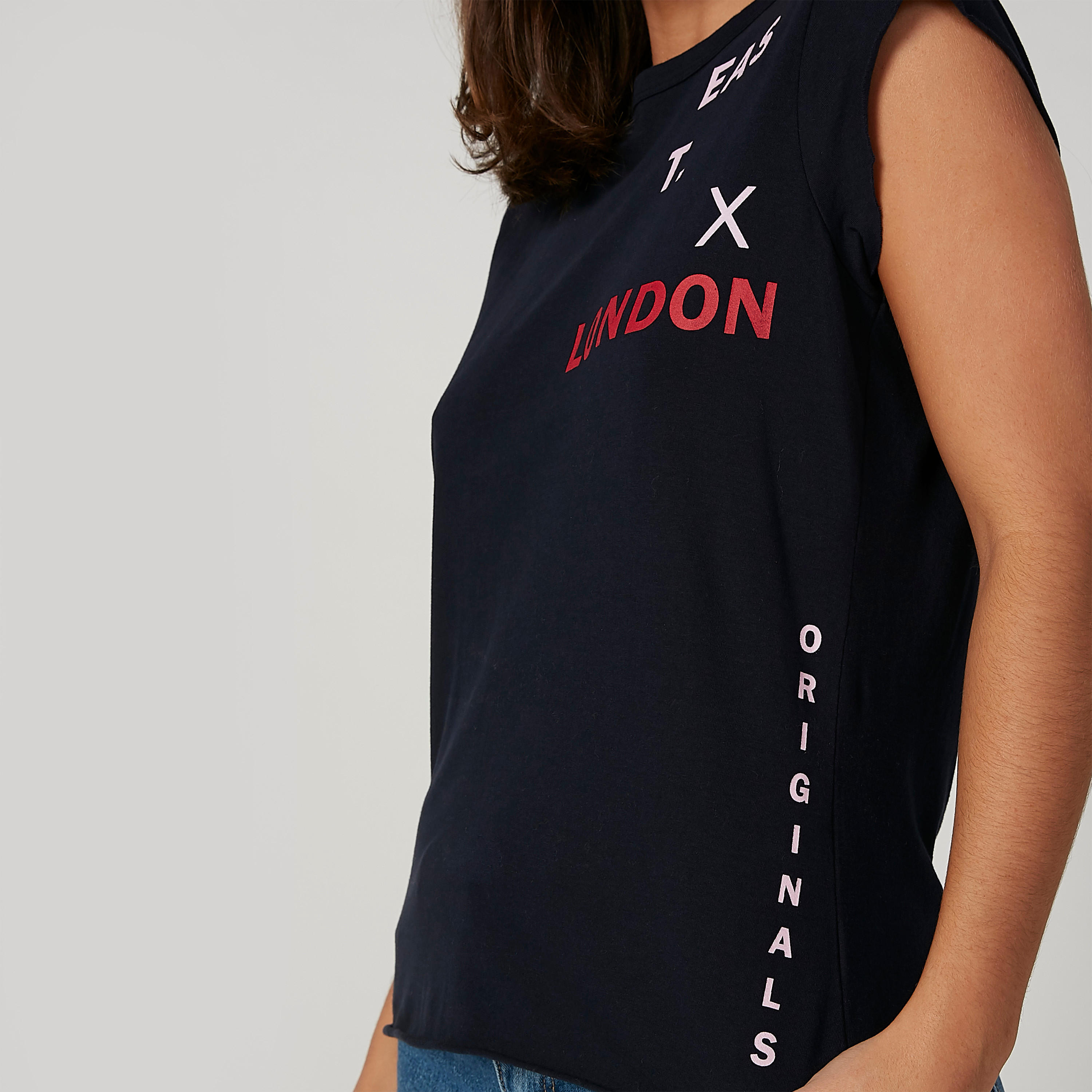 بلوزة مستدامة بياقة مستديرة وأكمام كاب وطبعات -women-clothing-tshirts-image-1