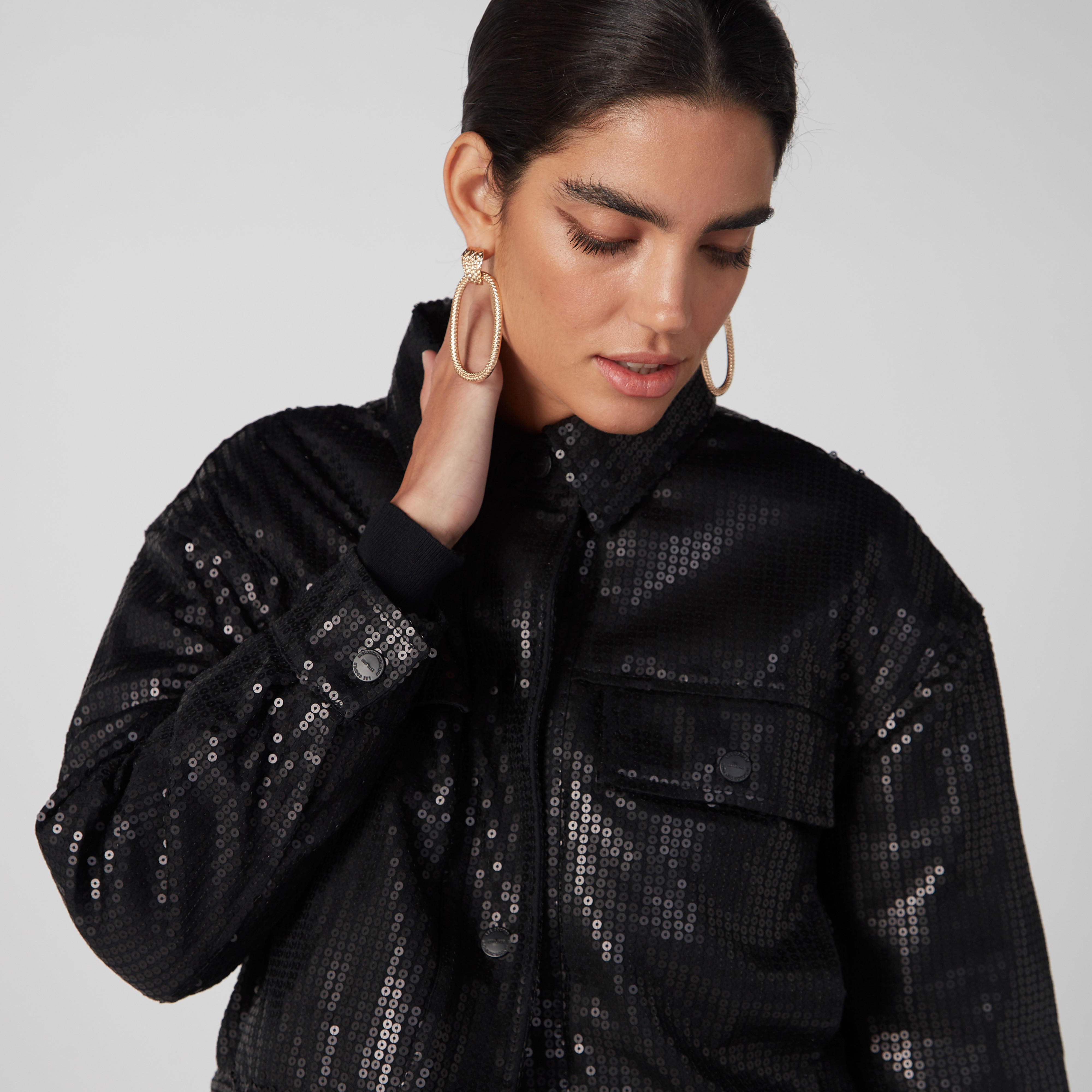 جاكيت مستدام بتفاصيل ترتر وأكمام طويلة وجيوب بطيّة-women-winterwear-coatsandjackets-jackets-image-1