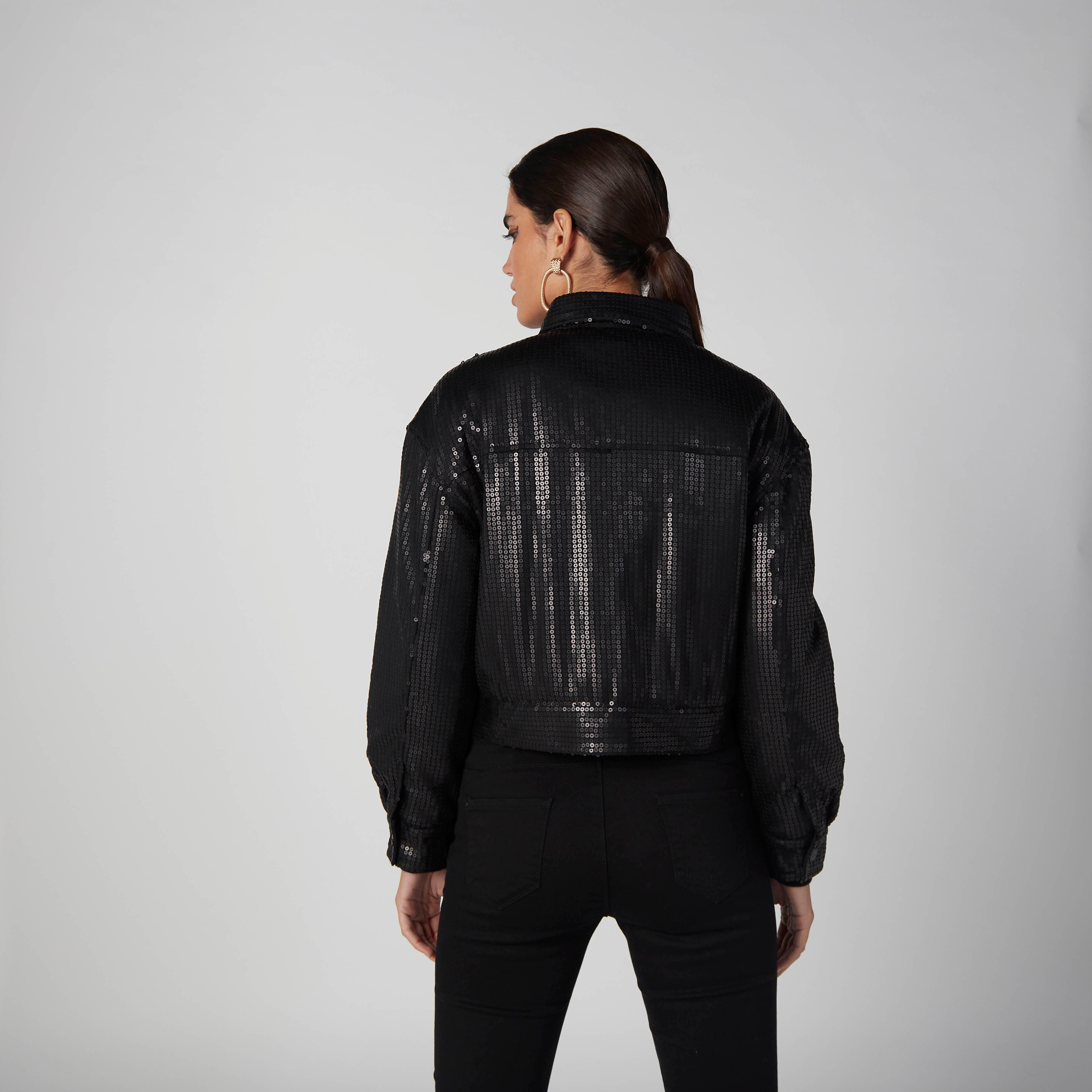 جاكيت مستدام بتفاصيل ترتر وأكمام طويلة وجيوب بطيّة-women-winterwear-coatsandjackets-jackets-image-4