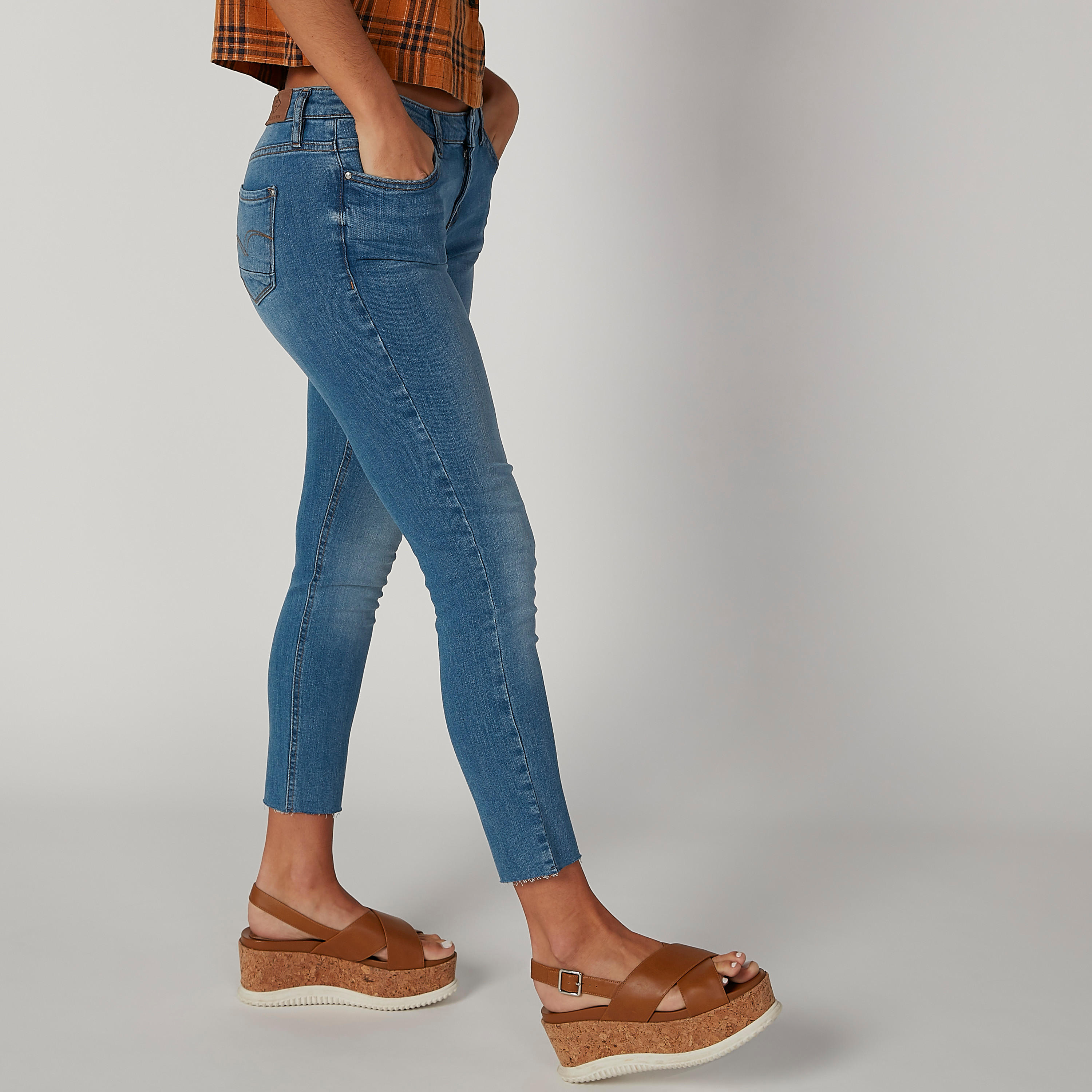بنطلون جينز مستدام سكيني ممزّق بخصر متوسط الارتفاع وجيوب-women-clothing-bottoms-jeans-image-3