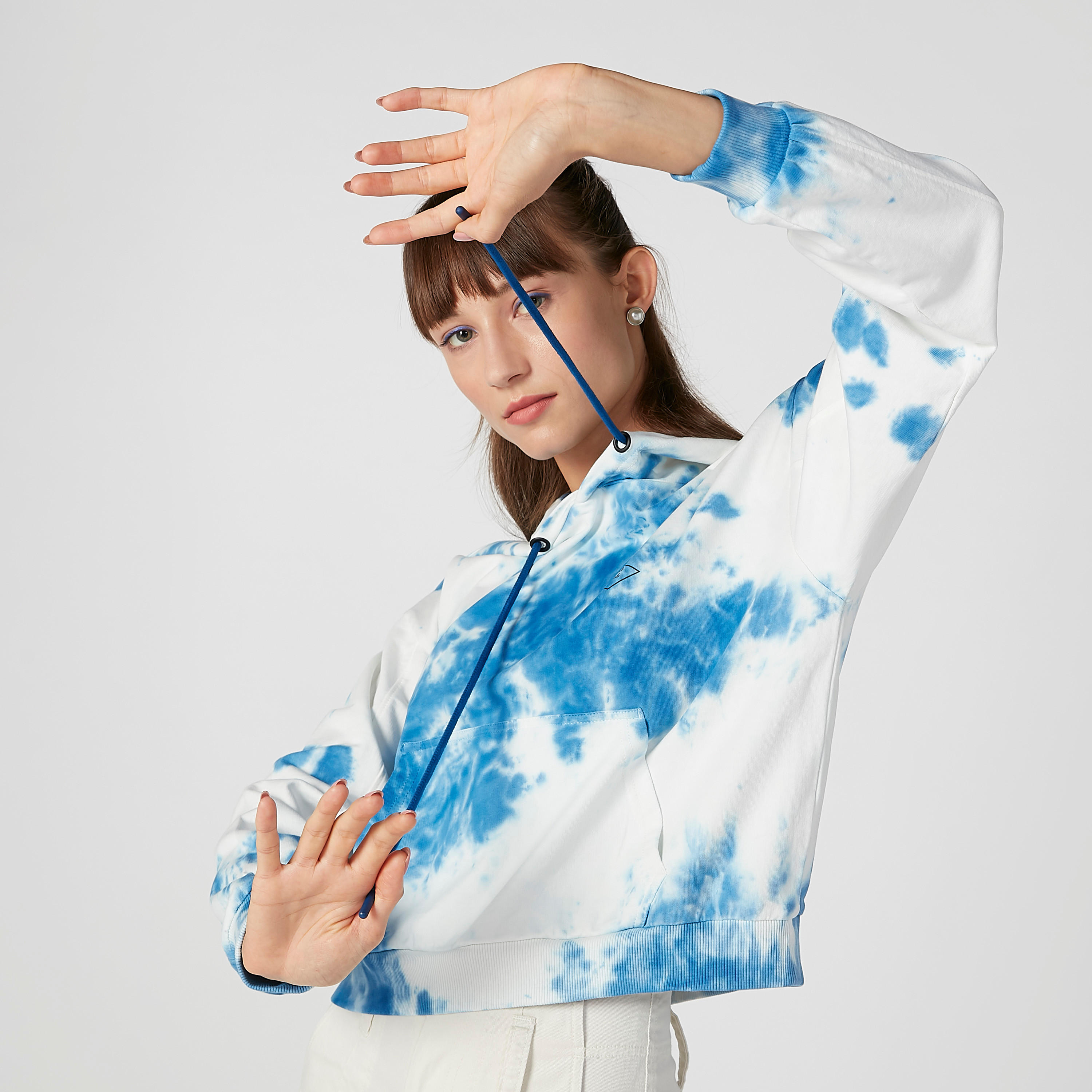 سويت شيرت مستدام بقبّعة وأكمام طويلة وطبعات -women-winterwear-hoodiesandsweatshirts-hoodies-image-2
