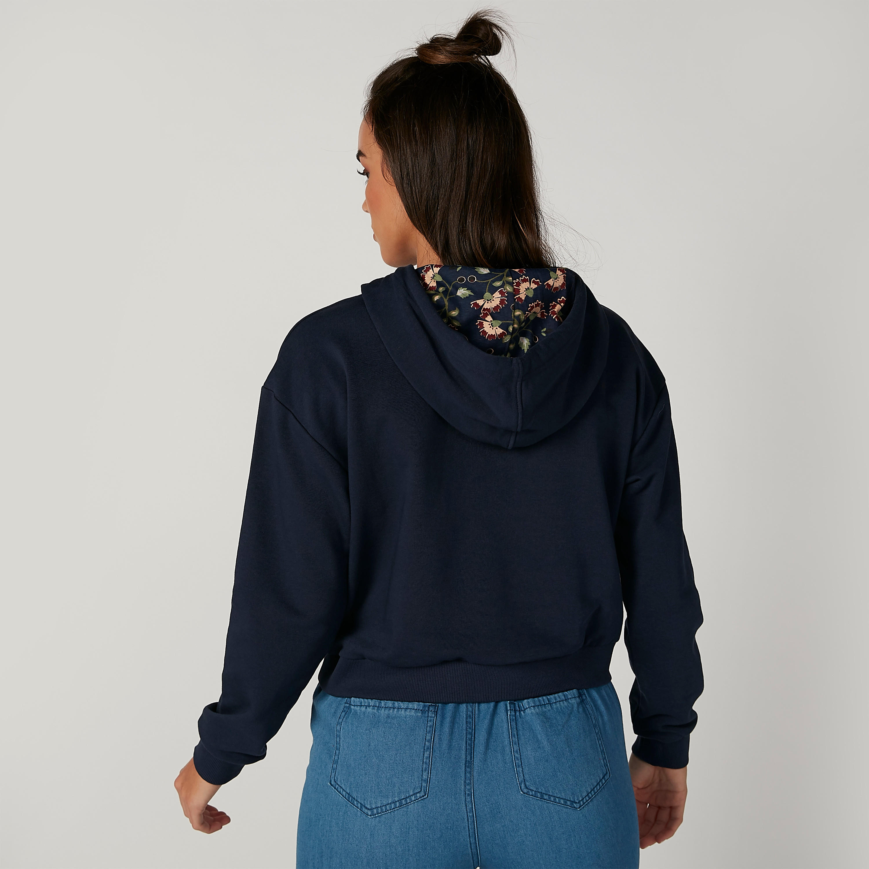 سويت شيرت مستدام بقبّعة وأكمام طويلة وطبعات -women-winterwear-hoodiesandsweatshirts-hoodies-image-2