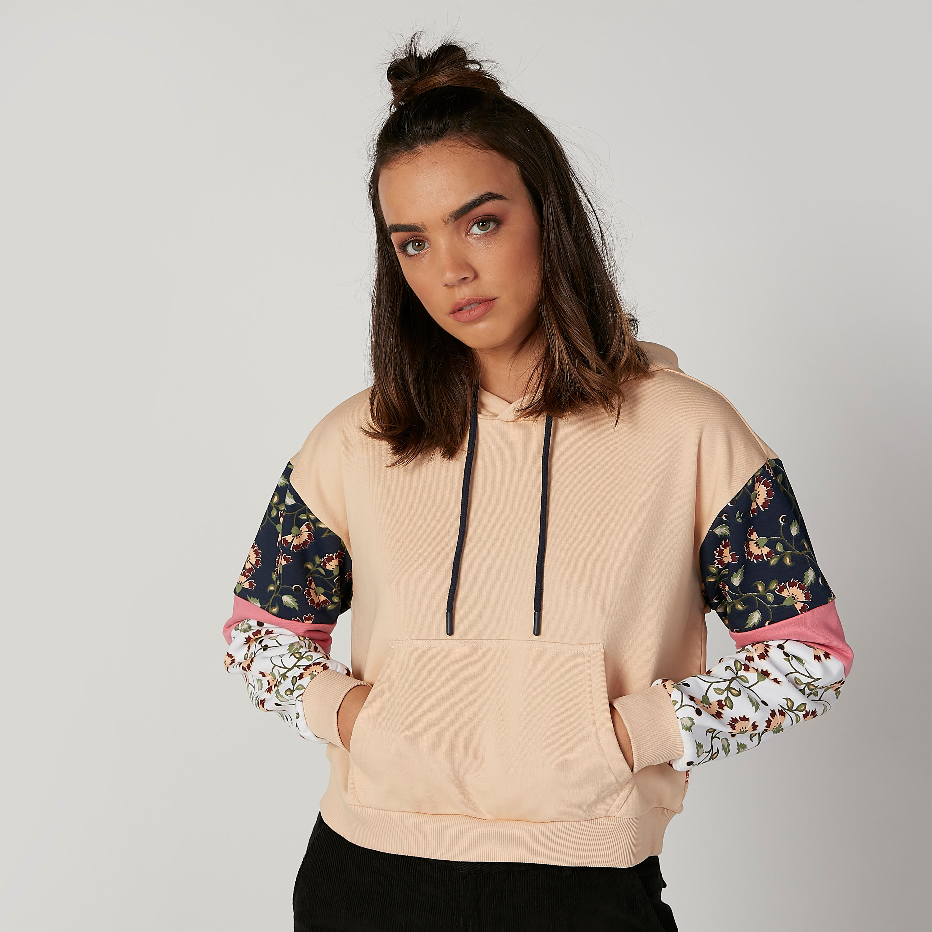 هودي مستدام بأكمام طويلة وجيوب كانجارو وطبعات -women-winterwear-hoodiesandsweatshirts-hoodies-image-1