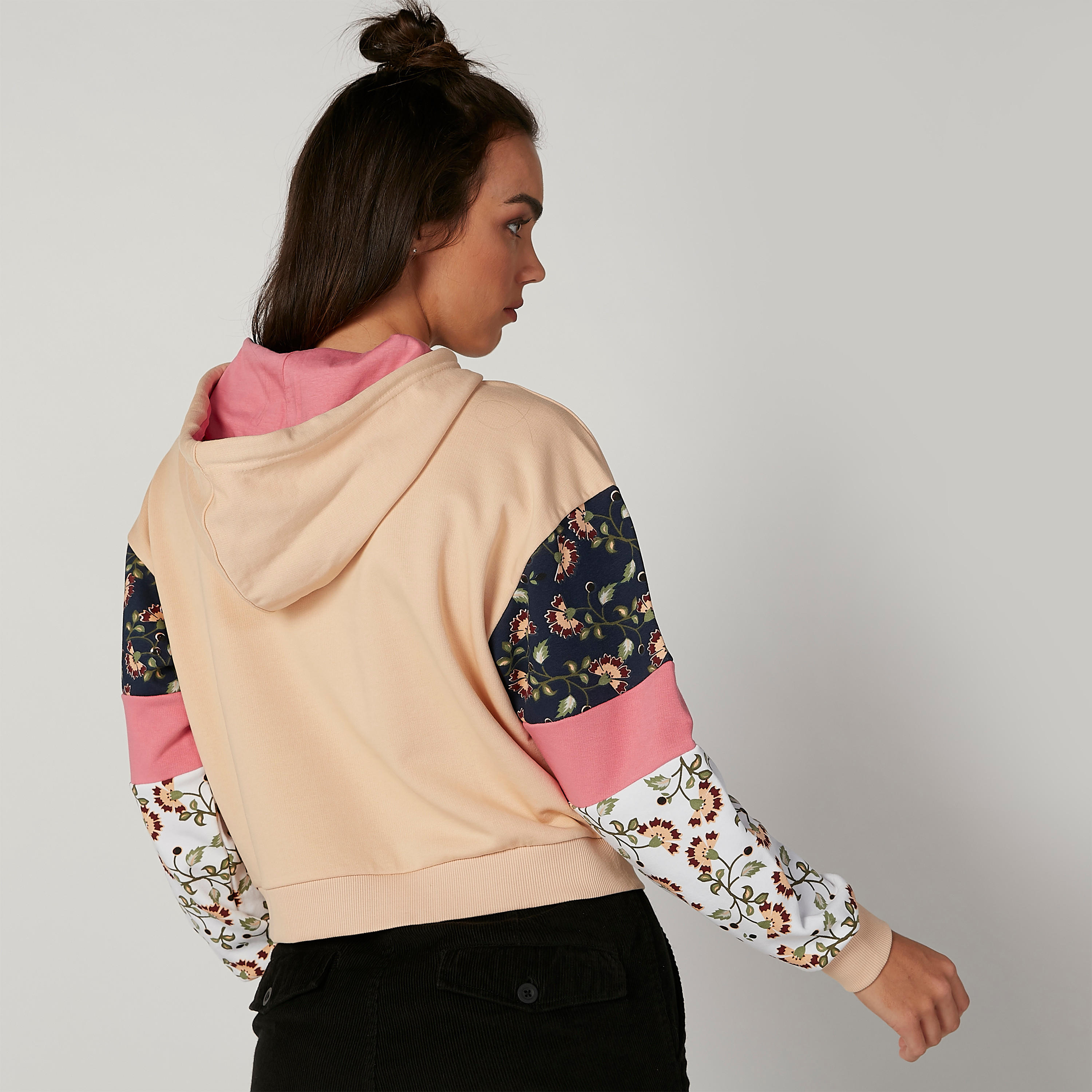 هودي مستدام بأكمام طويلة وجيوب كانجارو وطبعات -women-winterwear-hoodiesandsweatshirts-hoodies-image-2