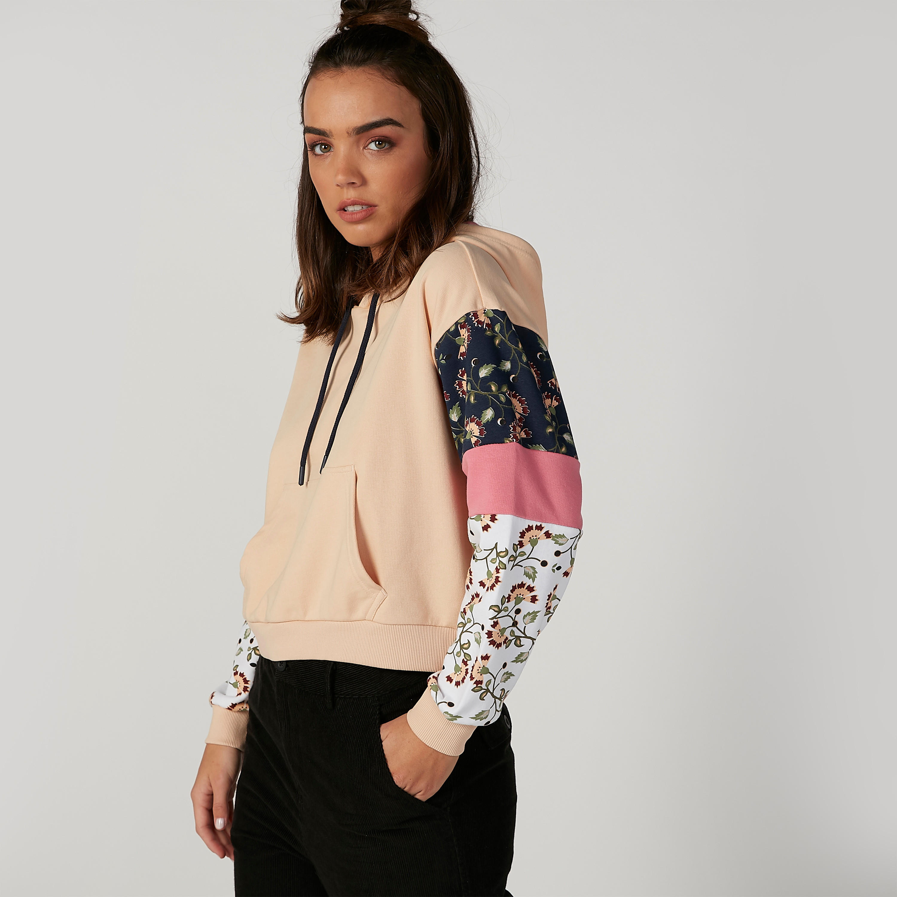 هودي مستدام بأكمام طويلة وجيوب كانجارو وطبعات -women-winterwear-hoodiesandsweatshirts-hoodies-image-3