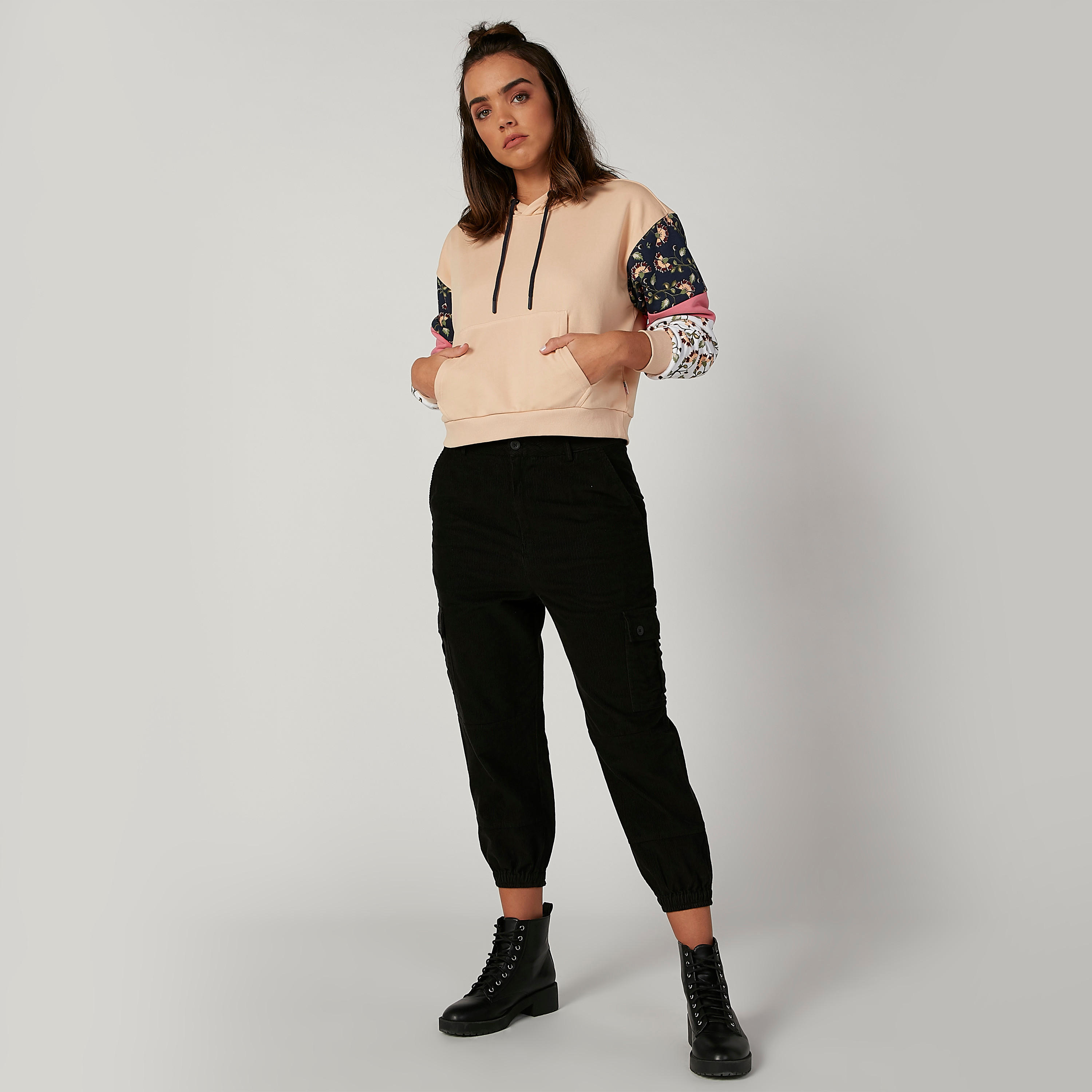 هودي مستدام بأكمام طويلة وجيوب كانجارو وطبعات -women-winterwear-hoodiesandsweatshirts-hoodies-image-4