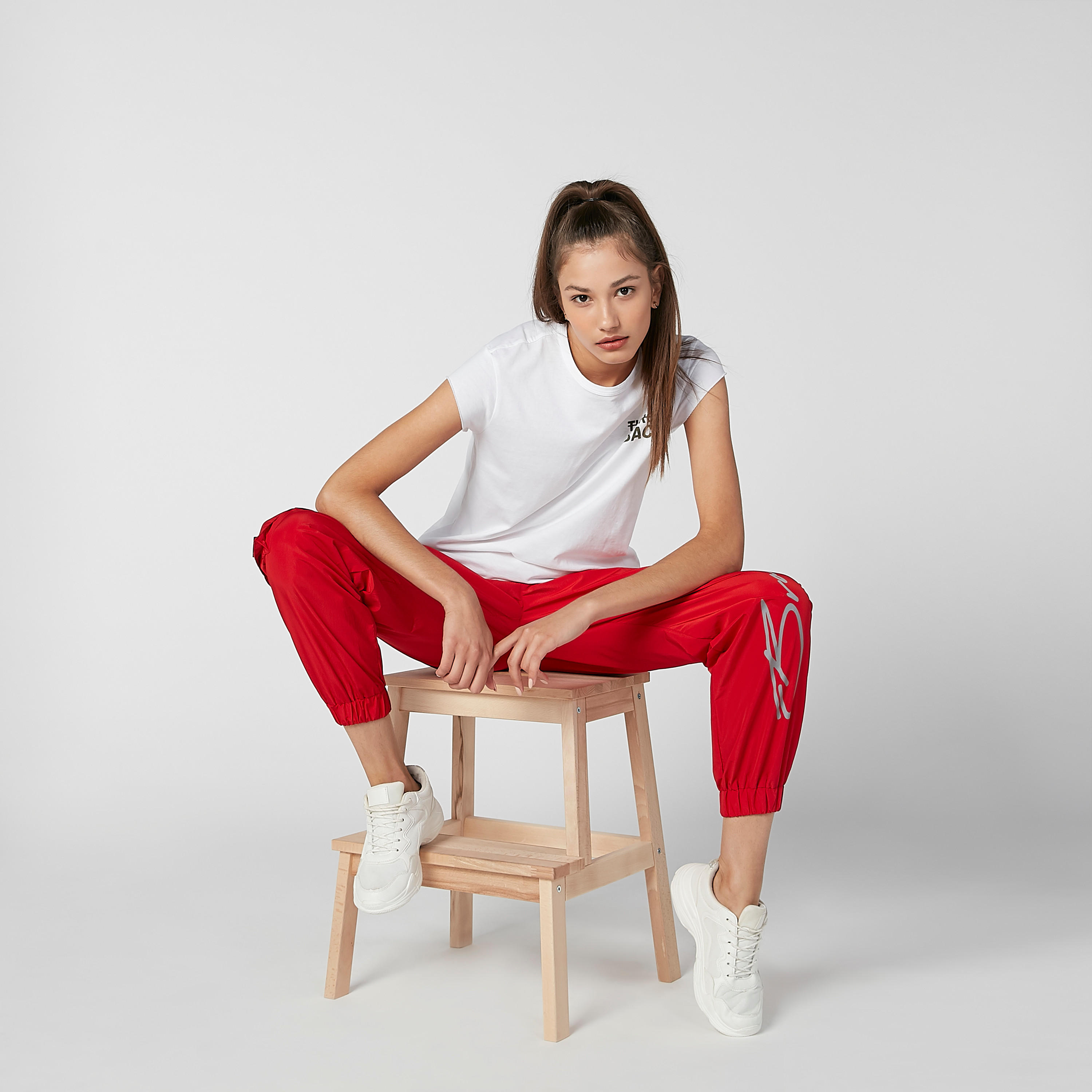 بلوزة مستدامة بياقة مستديرة وأكمام كاب وطبعات-women-clothing-tshirts-image-1