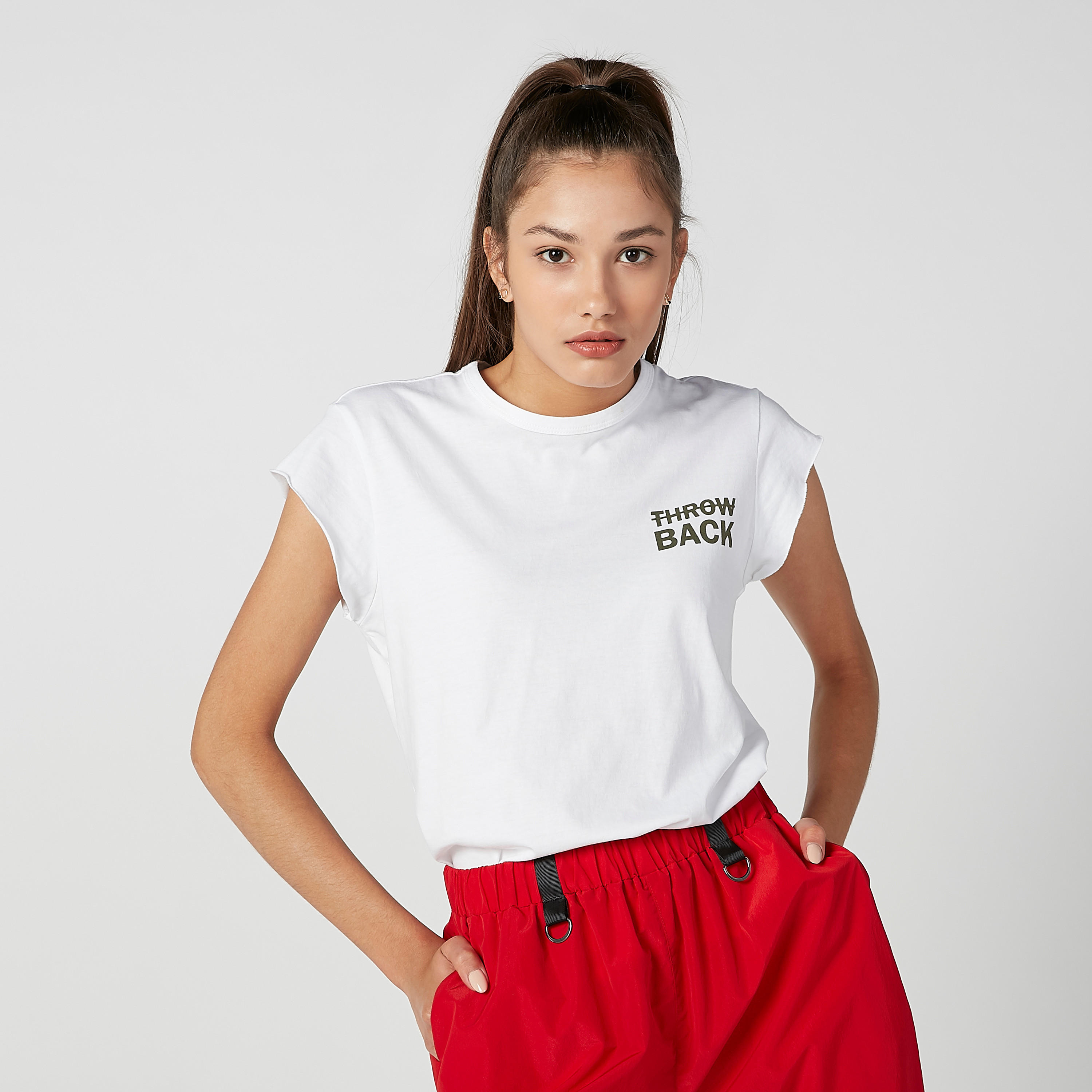 بلوزة مستدامة بياقة مستديرة وأكمام كاب وطبعات-women-clothing-tshirts-image-2