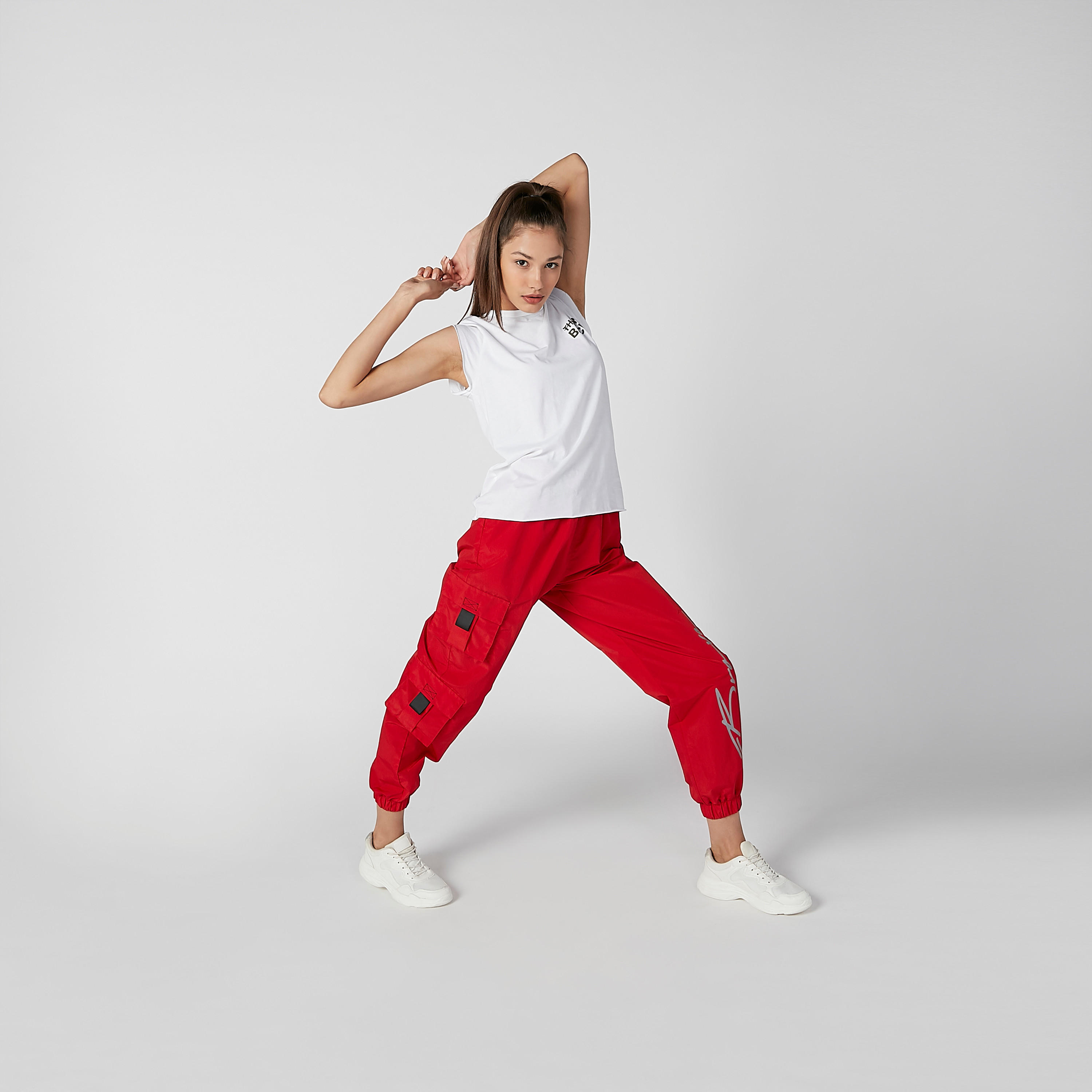 بلوزة مستدامة بياقة مستديرة وأكمام كاب وطبعات-women-clothing-tshirts-image-4
