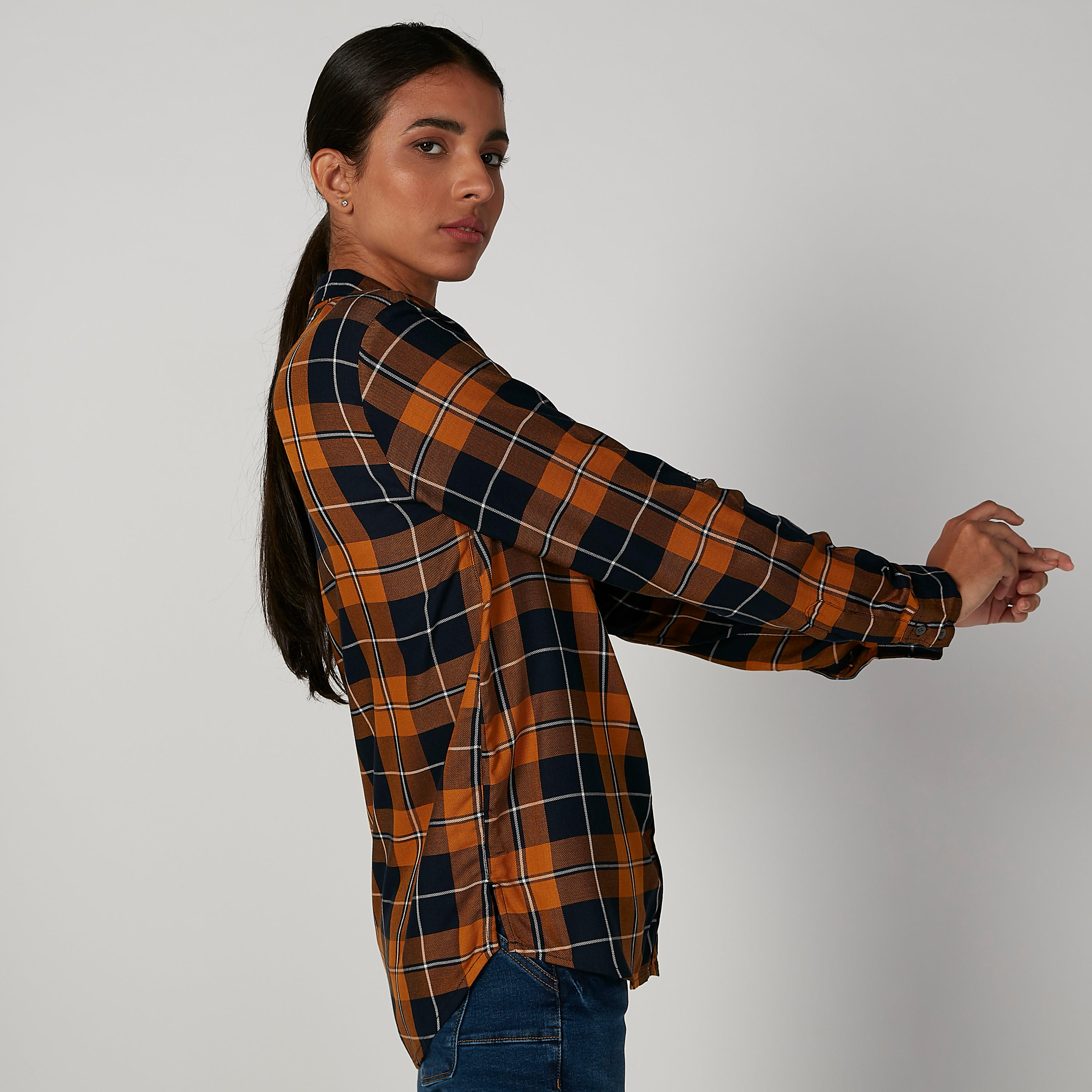 قميص كاروهات بياقة عاديّة وأكمام طويلة من لي كوبر-women-clothing-shirtsandblouses-shirts-image-3
