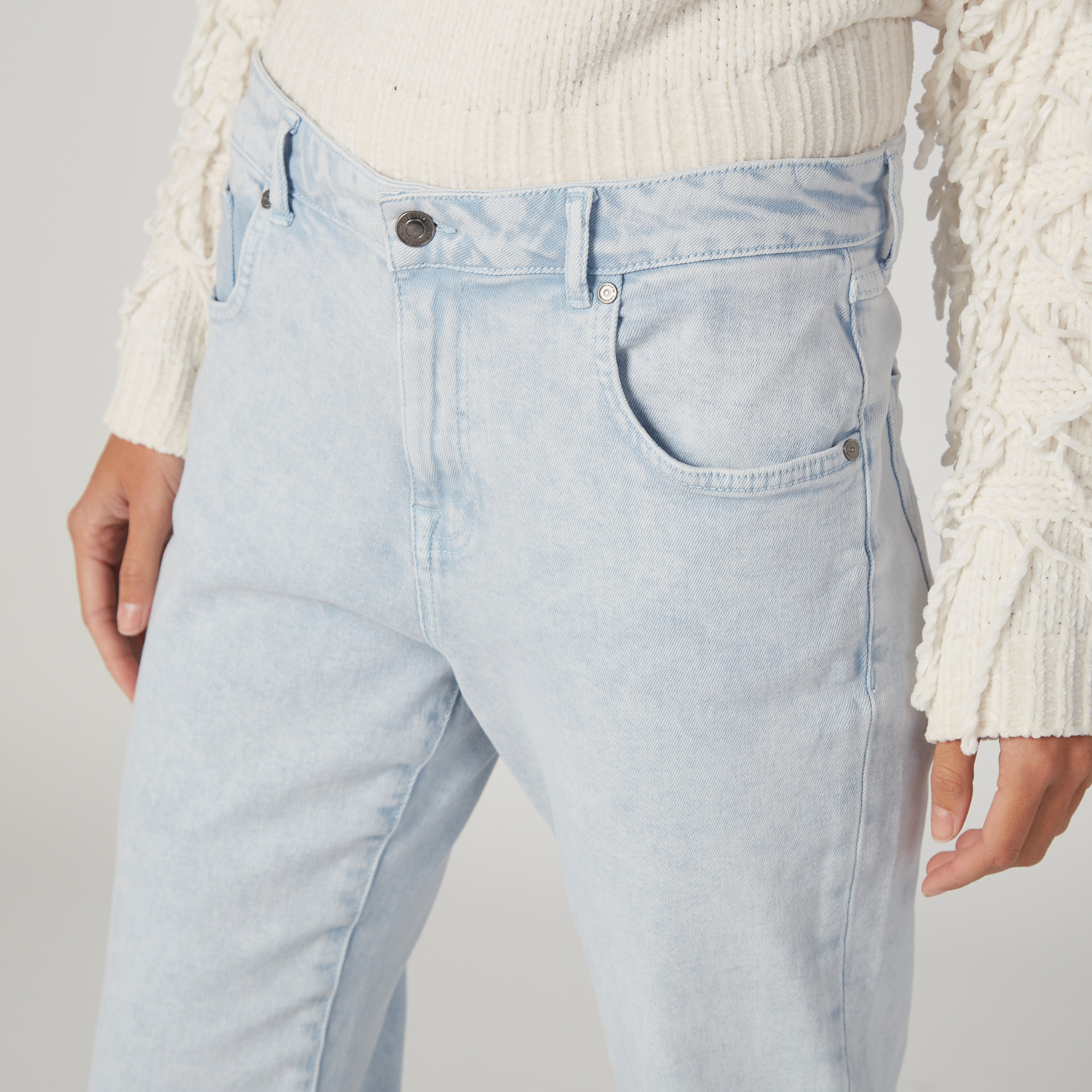بنطلون جينز قصير بارز الملمس بجيوب وحلقات للحزام من لي كوبر-women-clothing-bottoms-jeans-image-3