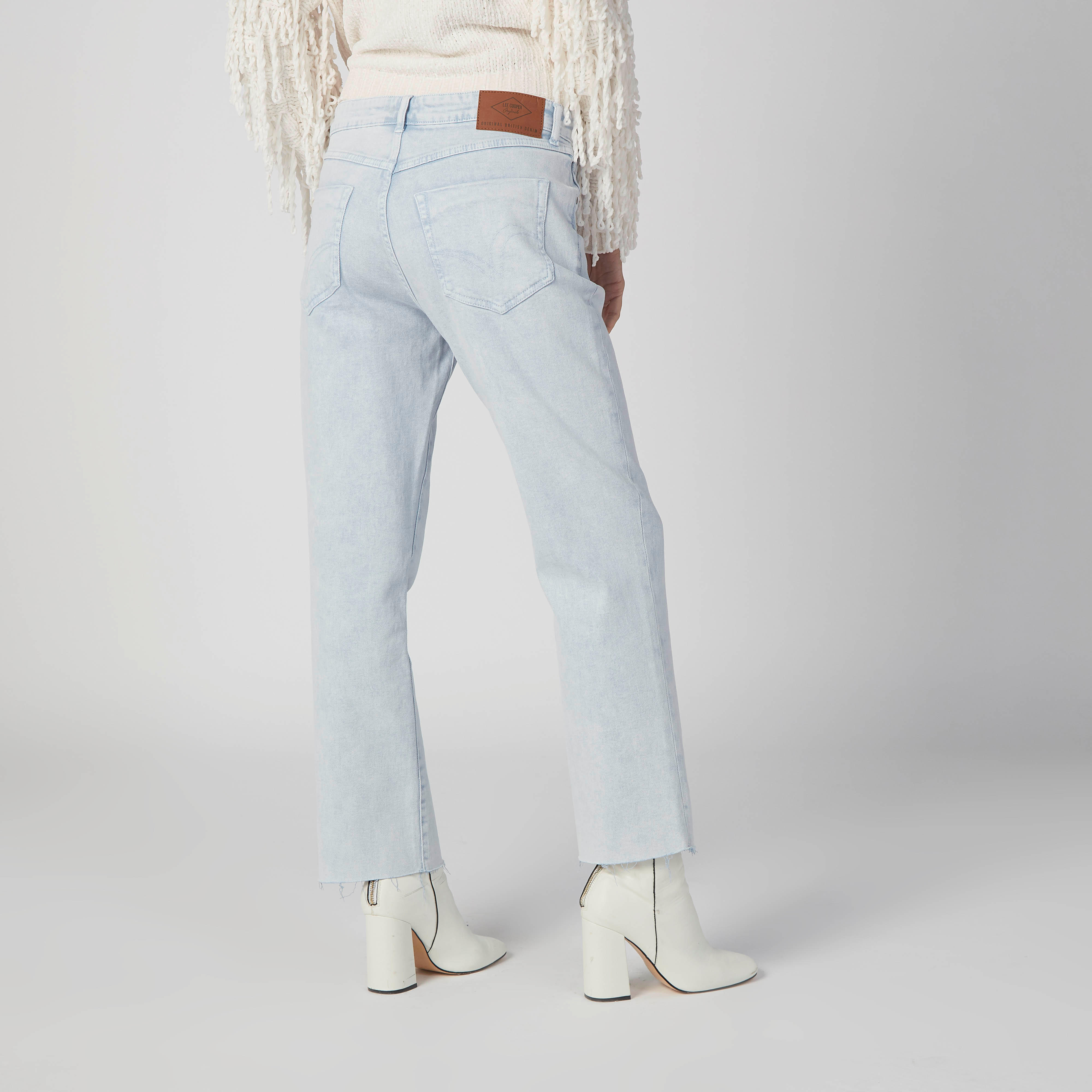 بنطلون جينز قصير بارز الملمس بجيوب وحلقات للحزام من لي كوبر-women-clothing-bottoms-jeans-image-4