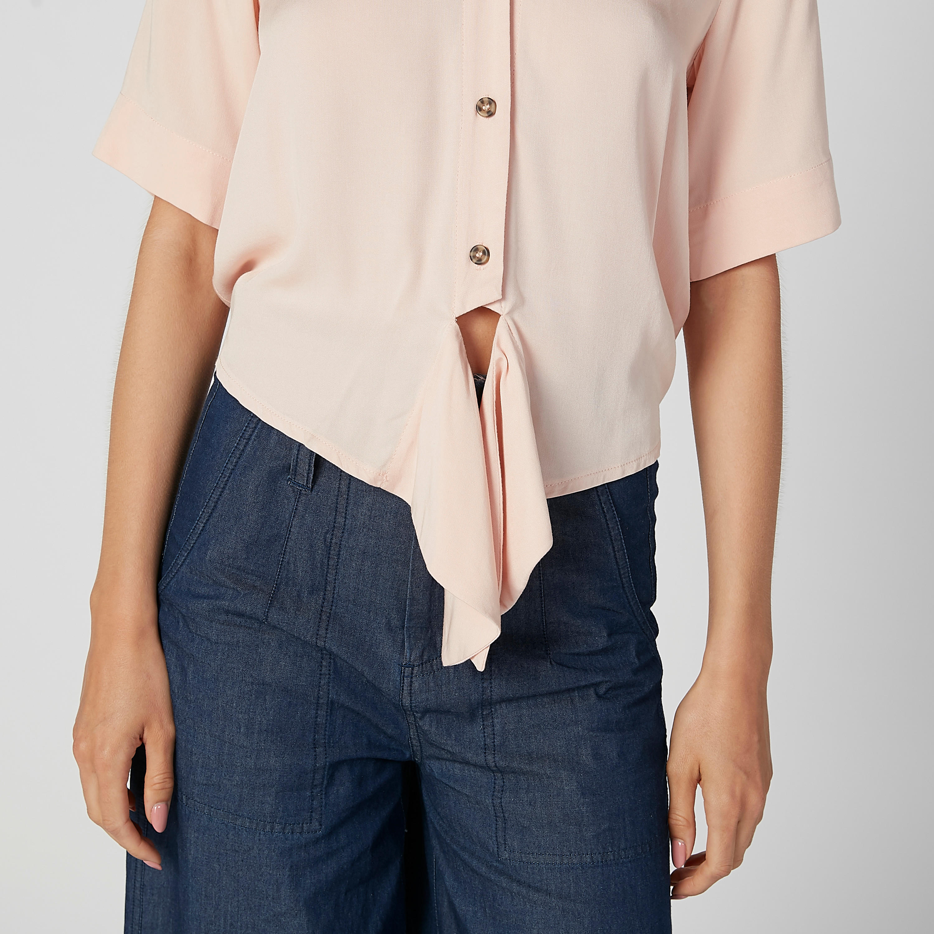 قميص سادة بأكمام قصيرة وأربطة من لي كوبر-women-clothing-shirtsandblouses-shirts-image-2