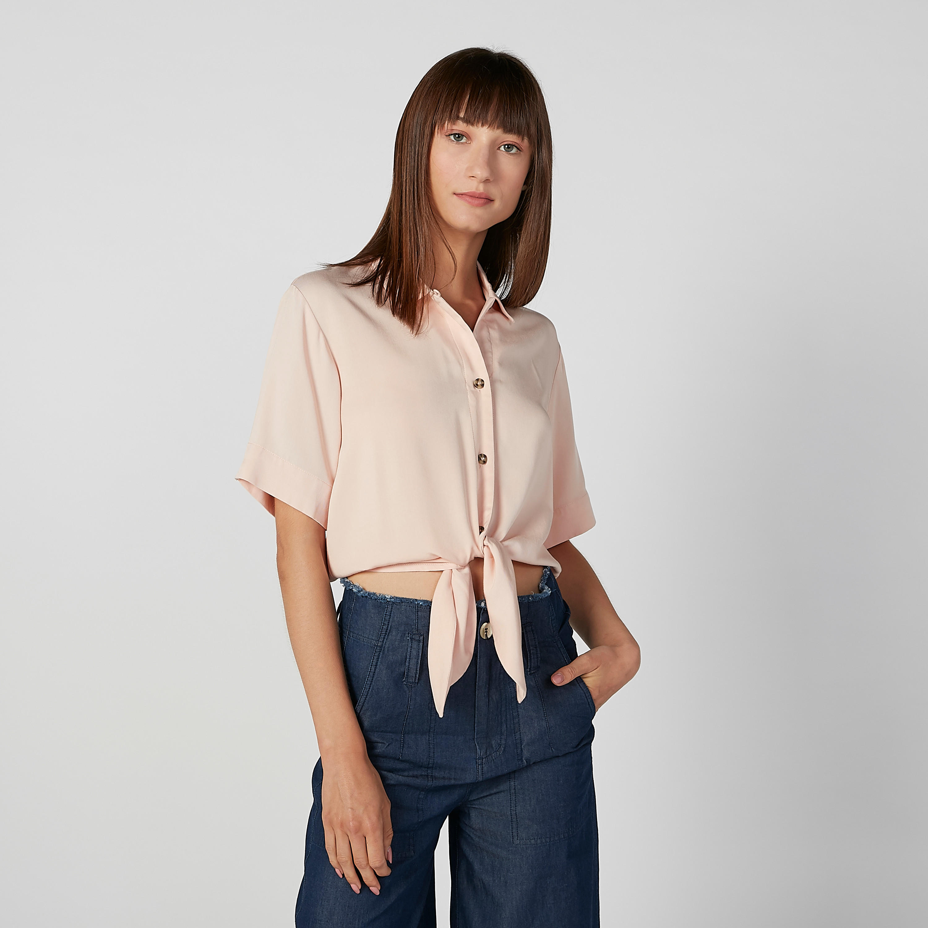 قميص سادة بأكمام قصيرة وأربطة من لي كوبر-women-clothing-shirtsandblouses-shirts-image-1