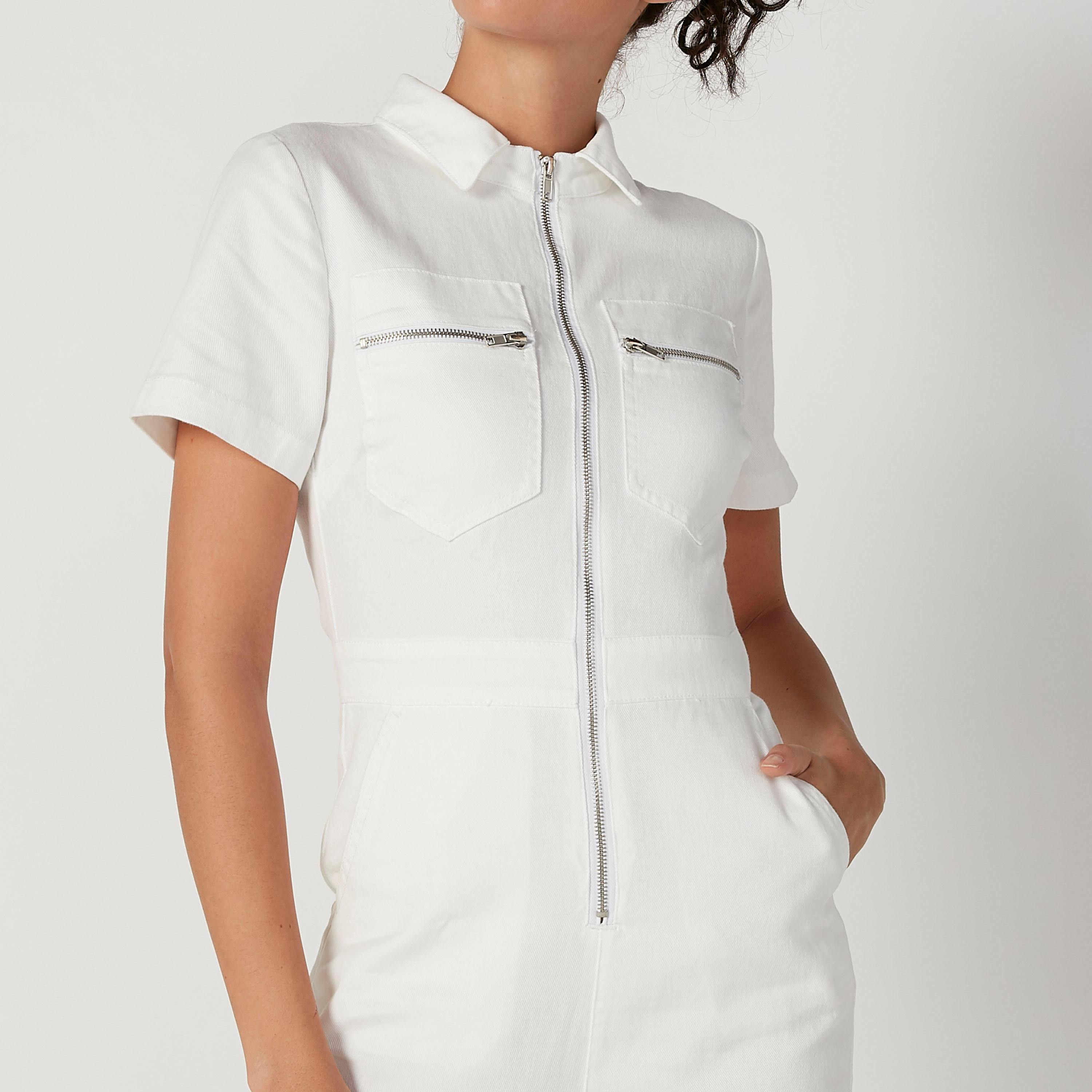 جمبسوت مستدام سادة بأكمام قصيرة وسحّاب-women-clothing-jumpsuits-image-2
