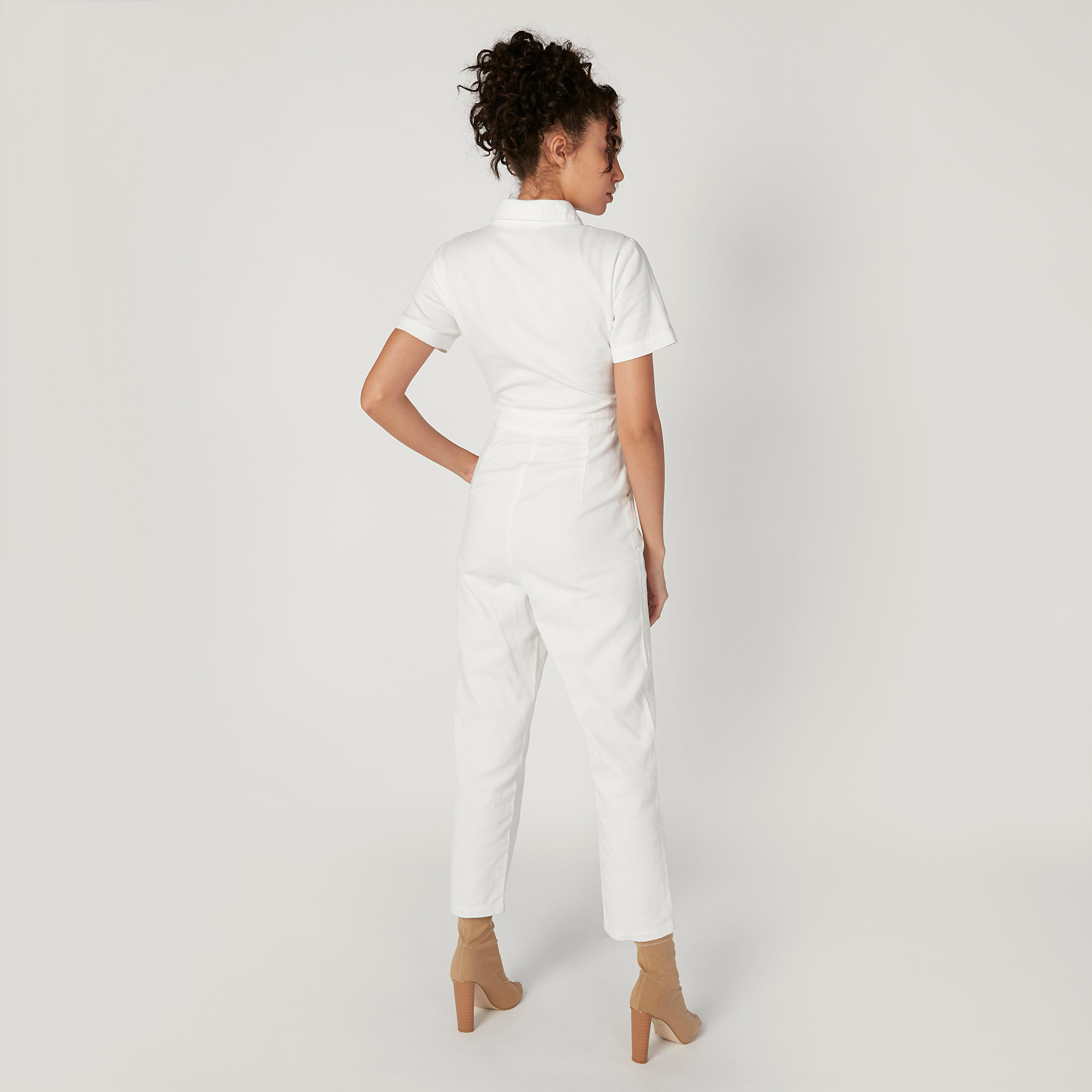 جمبسوت مستدام سادة بأكمام قصيرة وسحّاب-women-clothing-jumpsuits-image-3