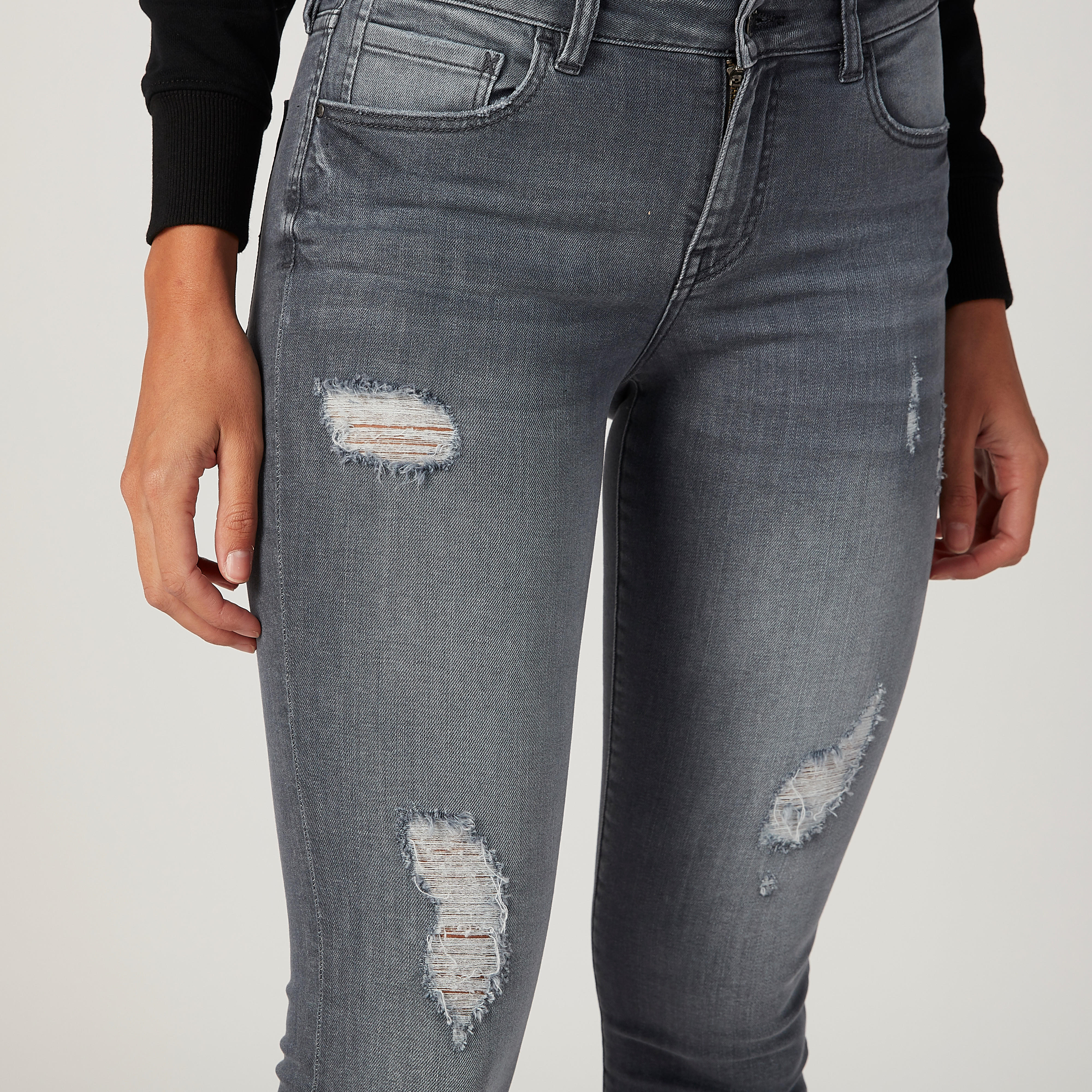 بنطلون جينز سكيني ممزّق بخصر متوسط الارتفاع وجيوب وأساور مهدّبة-women-clothing-bottoms-jeans-image-3