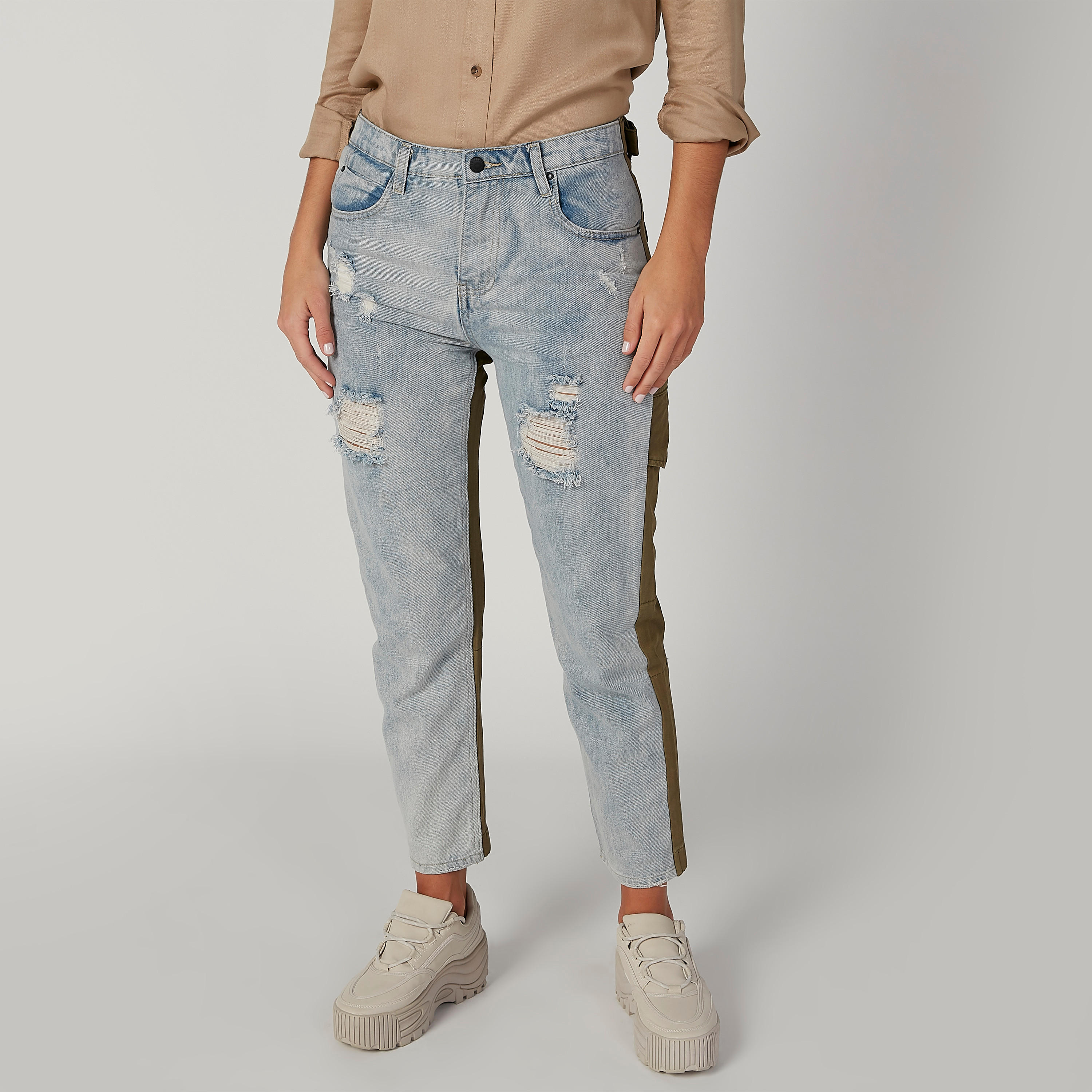 بنطلون جينز مستدام ممزّق مام فيت بخصر مرتفع وجيوب-women-clothing-bottoms-jeans-image-1