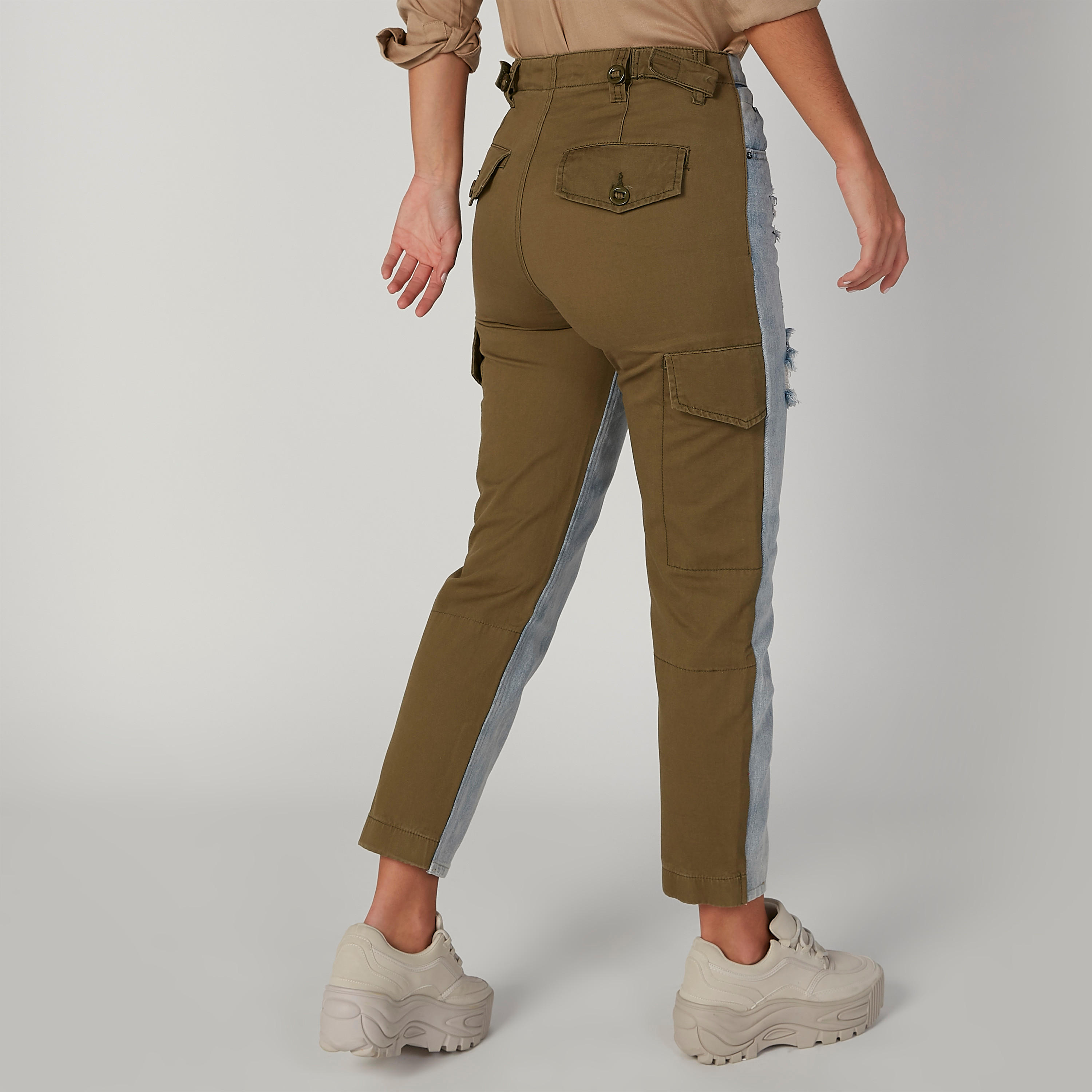 بنطلون جينز مستدام ممزّق مام فيت بخصر مرتفع وجيوب-women-clothing-bottoms-jeans-image-2