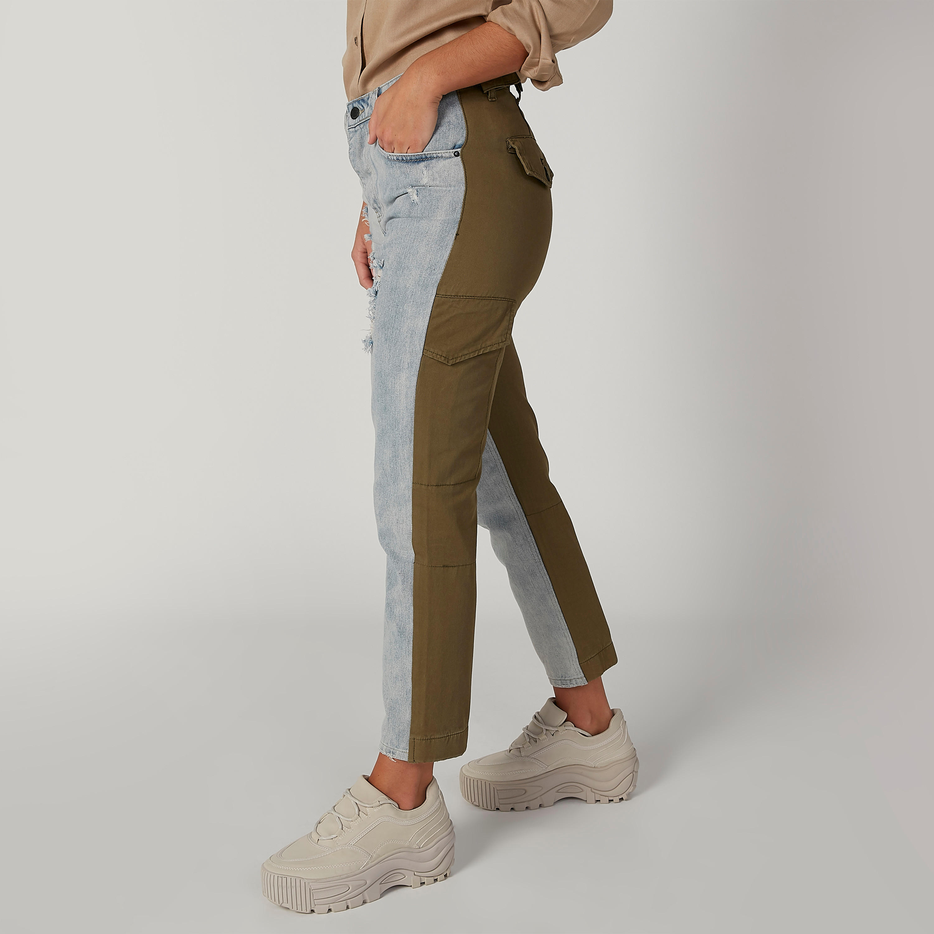 بنطلون جينز مستدام ممزّق مام فيت بخصر مرتفع وجيوب-women-clothing-bottoms-jeans-image-3