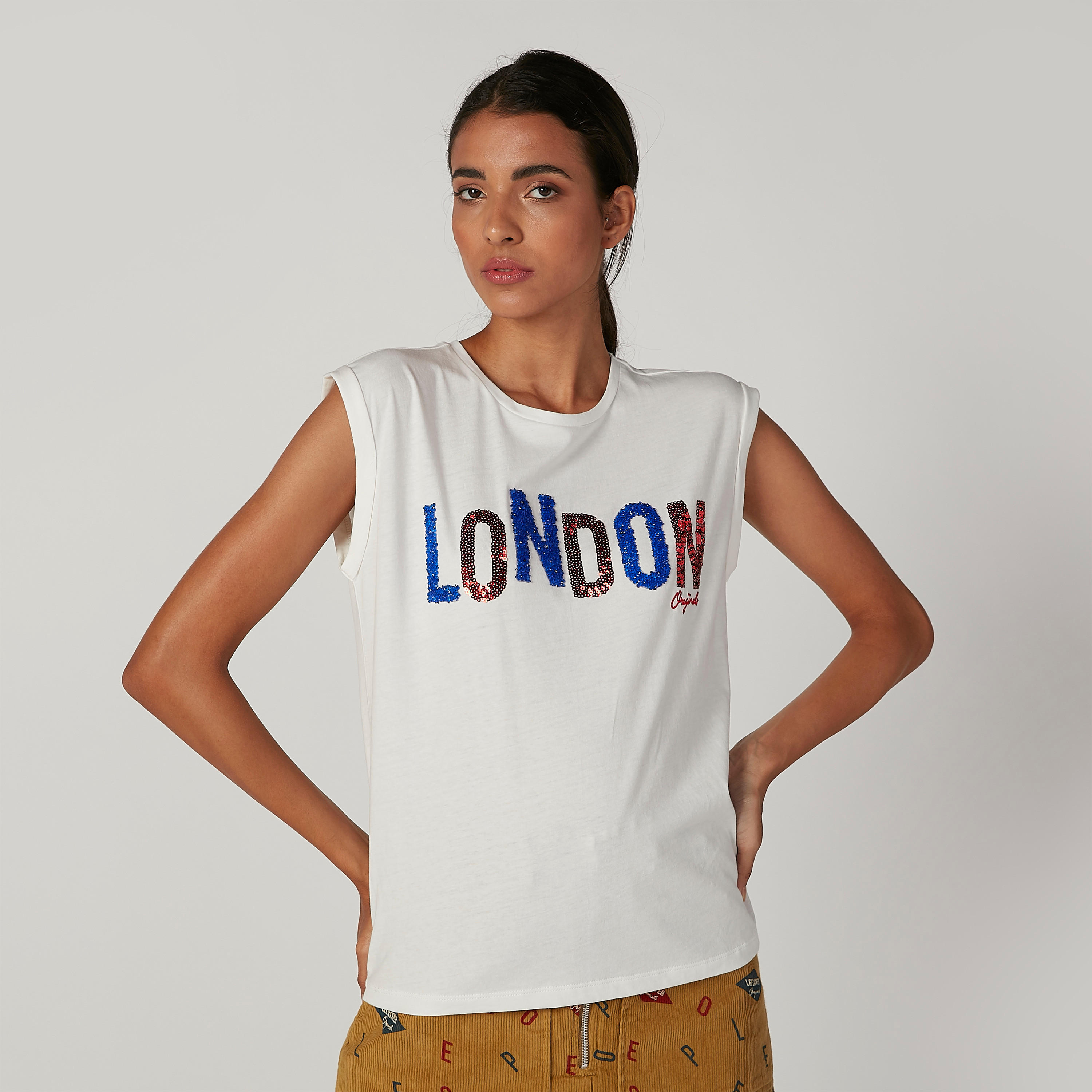 بلوزة مستدامة مزيّنة دون أكمام مزيّنة بياقة مستديرة-women-clothing-tshirts-image-5